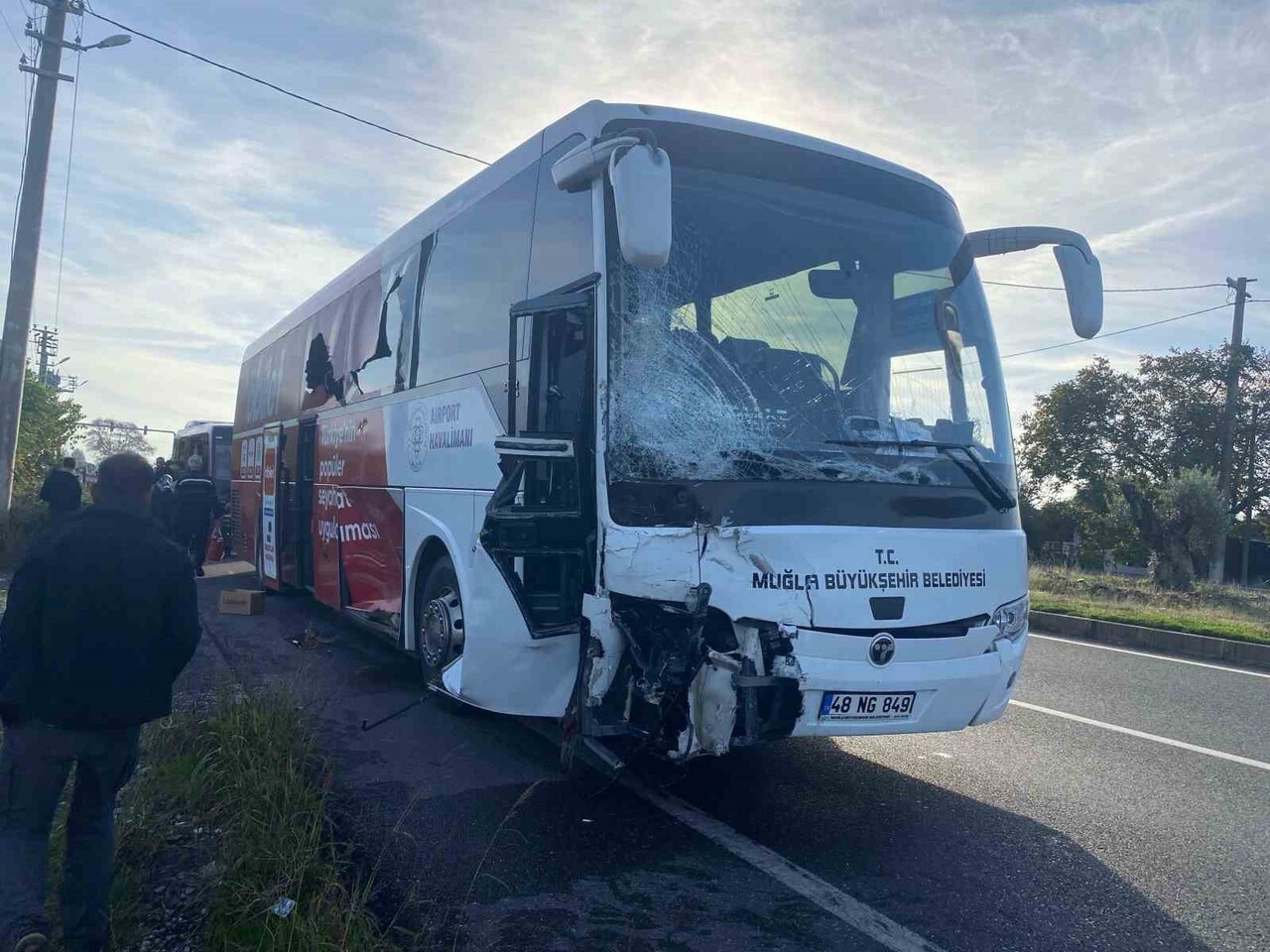 MUĞLA’DA OTOBÜS İLE MİNİBÜS ÇARPIŞTI: 2 YARALI