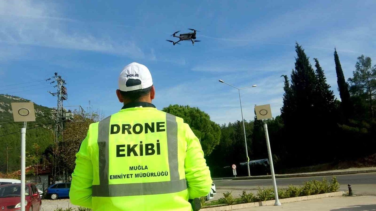 MUĞLA’DA TRAFİK DENETİMLERİNDE "DRONE" DÖNEMİ KURAL İHLALİ YAPAN SÜRÜCÜLER HAVADAN TESPİT...