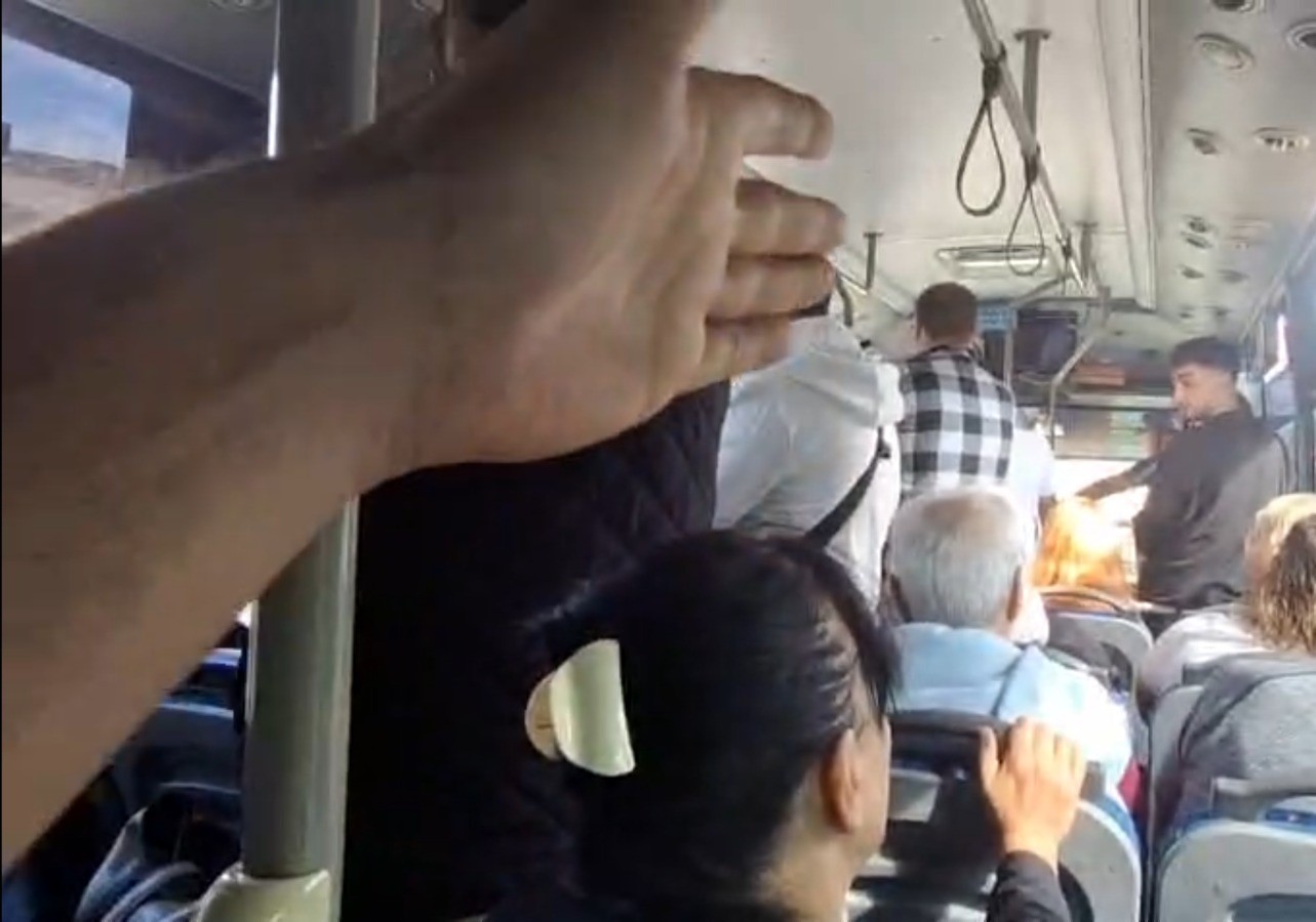 MUĞLA’NIN BODRUM İLÇESİNDE BELEDİYE OTOBÜSÜNE BİNMEK İSTEYEN BİR GRUP ÖĞRENCİ, VALİZLERİ FAZLA...