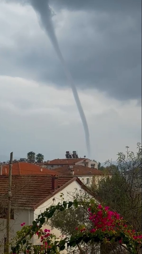 MUĞLA’NIN MARMARİS İLÇESİNDE OLUŞAN HORTUM VATANDAŞLAR TARAFINDAN CEP TELEFONU KAMERASIYLA...