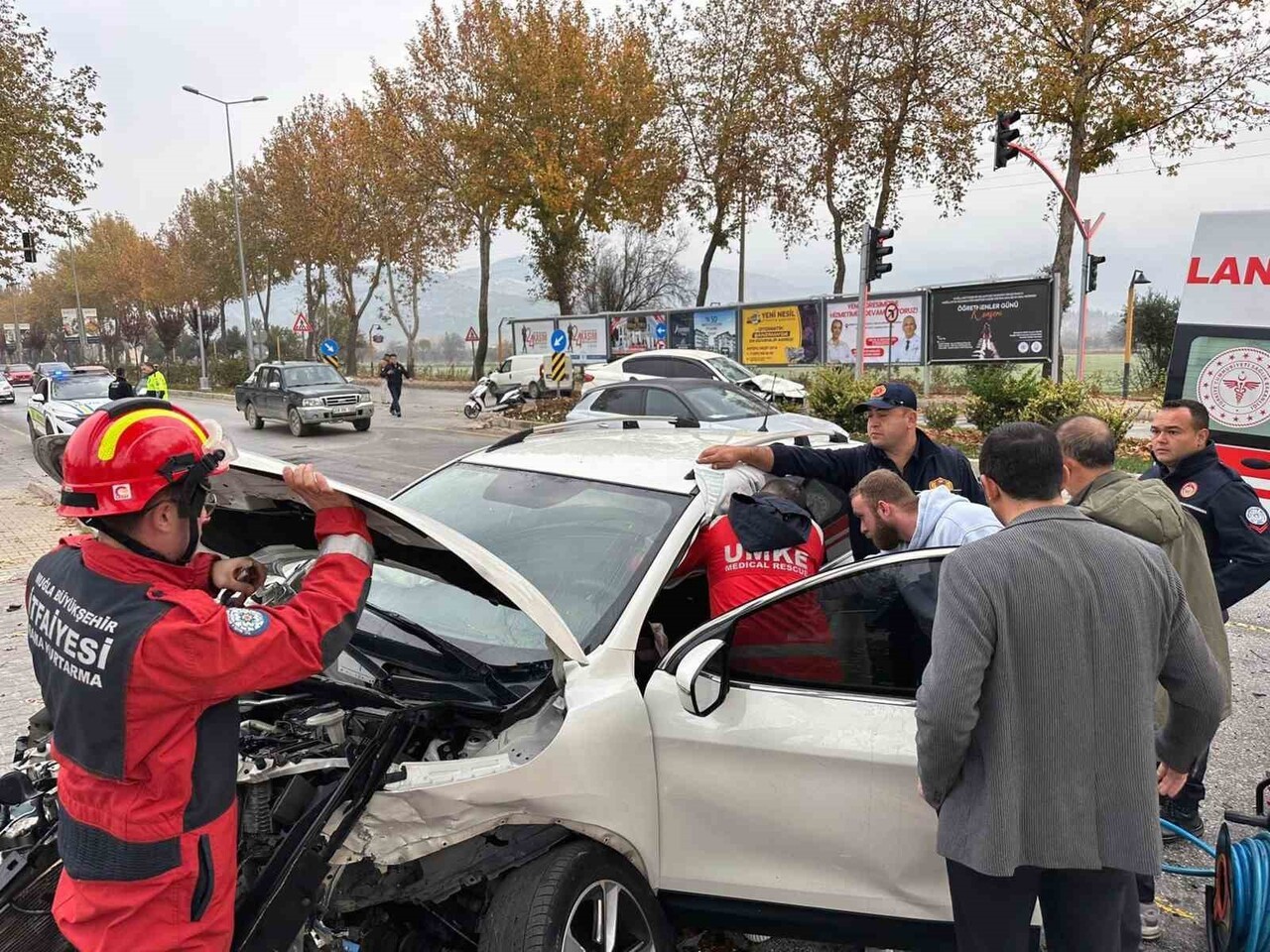 MUĞLA’NIN MENTEŞE İLÇESİNDE MEYDANA GELEN ÇİFT TARAFLI TRAFİK KAZASINDA İKİ KİŞİ DEĞİŞİK...