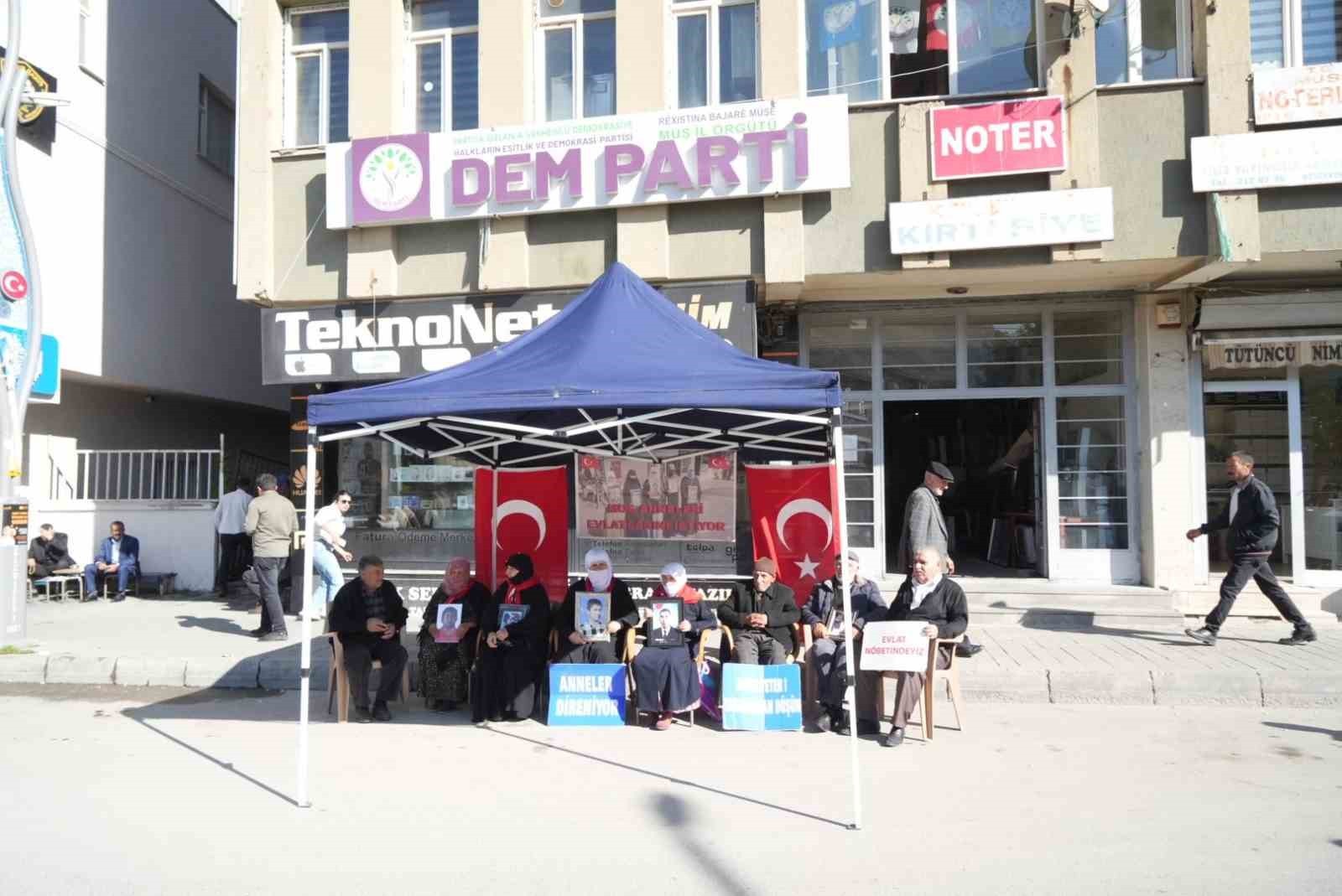 MUŞ'TA ÇOCUKLARI TERÖR ÖRGÜTÜ PKK TARAFINDAN KAÇIRILAN AİLELER, DEM PARTİ İL BAŞKANLIĞI BİNASI...