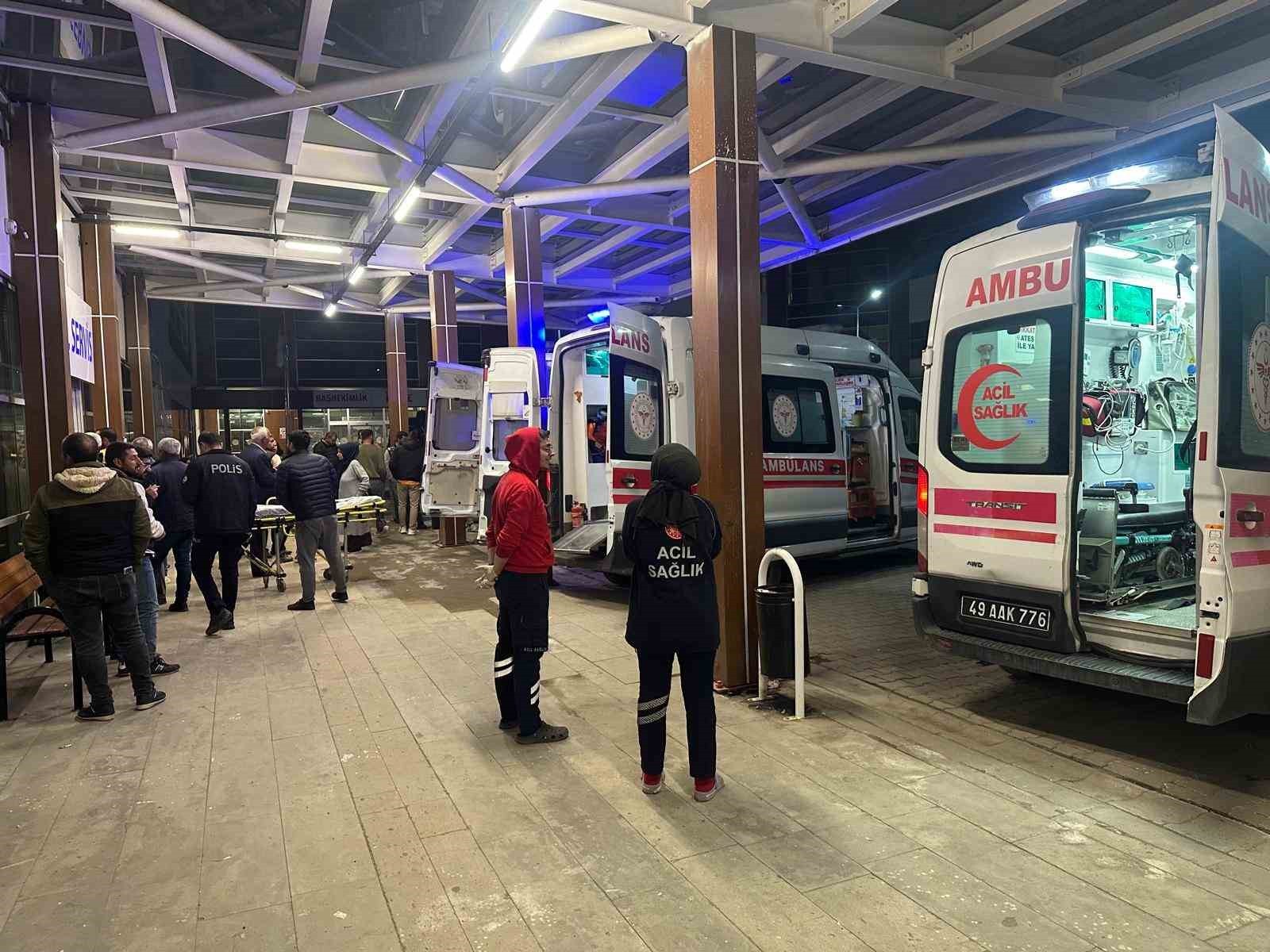 MUŞ'UN MALAZGİRT İLÇESİNDE ÖĞRETMENLERİ TAŞIYAN TAKSİNİN TAKLA ATMASI SONUCU 7 KİŞİ...