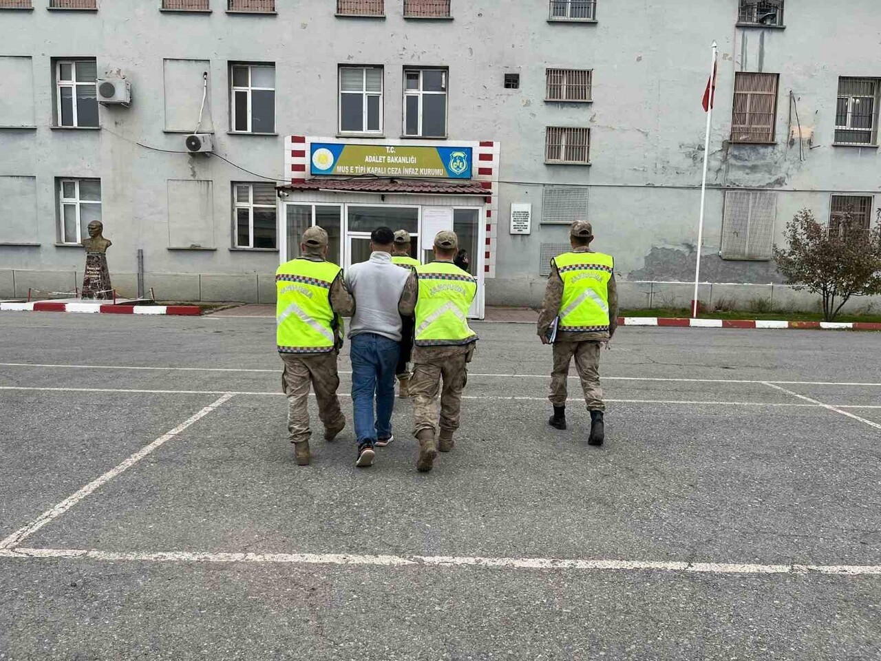 MUŞ (İHA) - MUŞ İL JANDARMA KOMUTANLIĞI EKİPLERİNCE YÜRÜTÜLEN DEVRİYE FAALİYETİ SIRASINDA HAKKINDA...