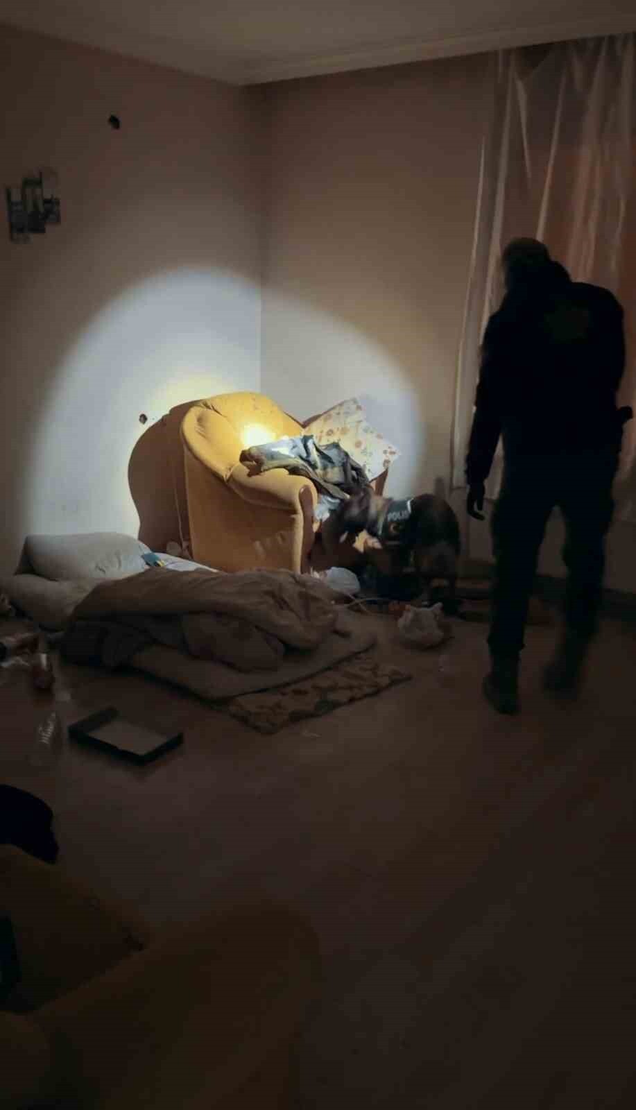 MUŞ İL EMNİYET MÜDÜRLÜĞÜ EKİPLERİ TARAFINDAN 10 ADRESE YAPILAN EŞ ZAMANLI OPERASYONDA ÇEŞİTLİ...