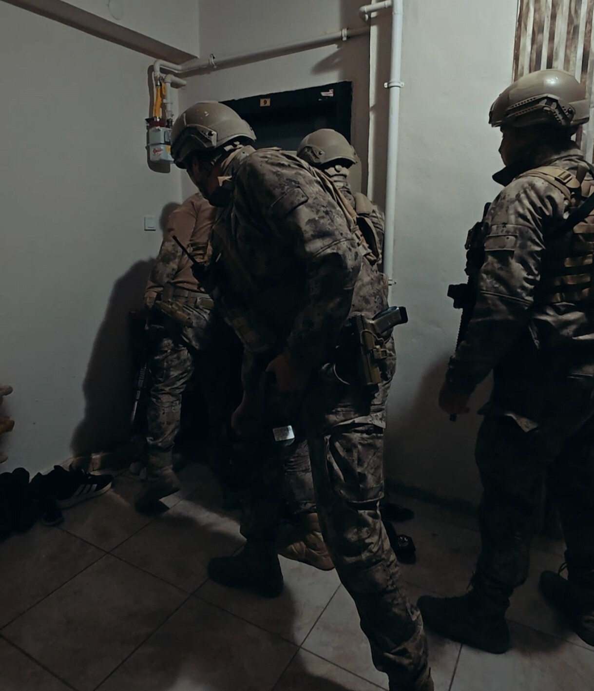 MUŞ İL EMNİYET MÜDÜRLÜĞÜ EKİPLERİ TARAFINDAN 10 ADRESE YAPILAN EŞ ZAMANLI OPERASYONDA ÇEŞİTLİ...