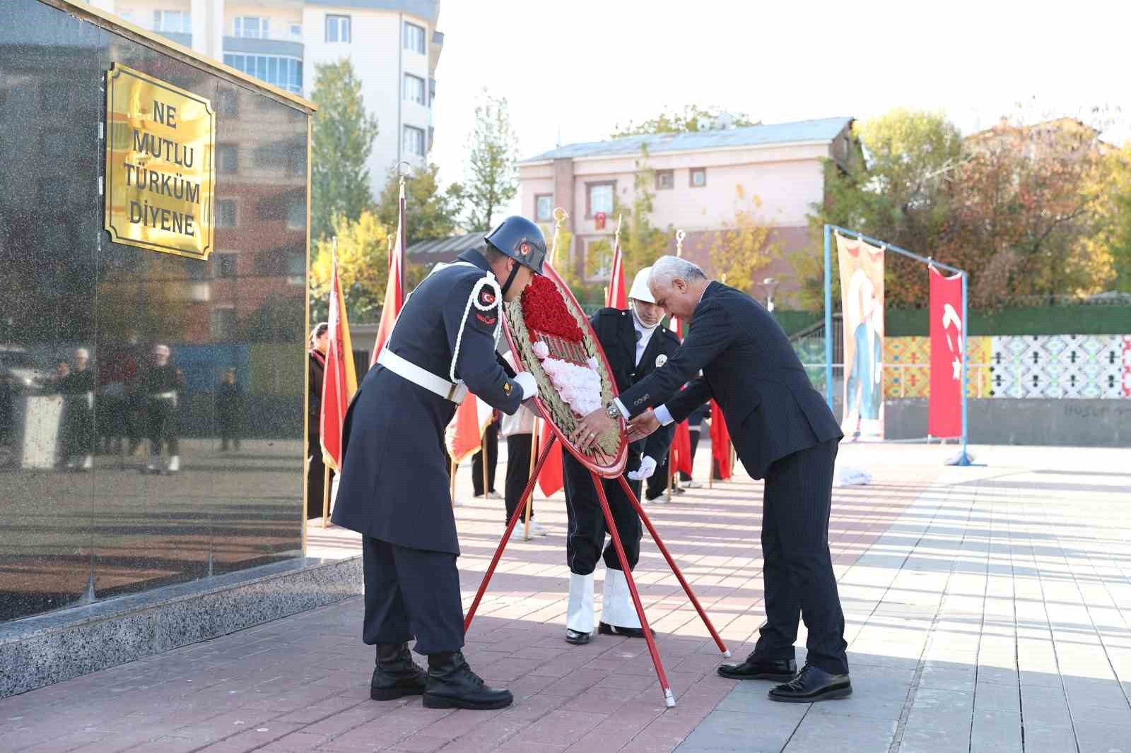 MUŞ’TA 10 KASIM TÖRENİNDE ATATÜRK ANILIRKEN, MUŞ BELEDİYESİ’NİN ÇELENK SUNMAMASI DİKKAT...