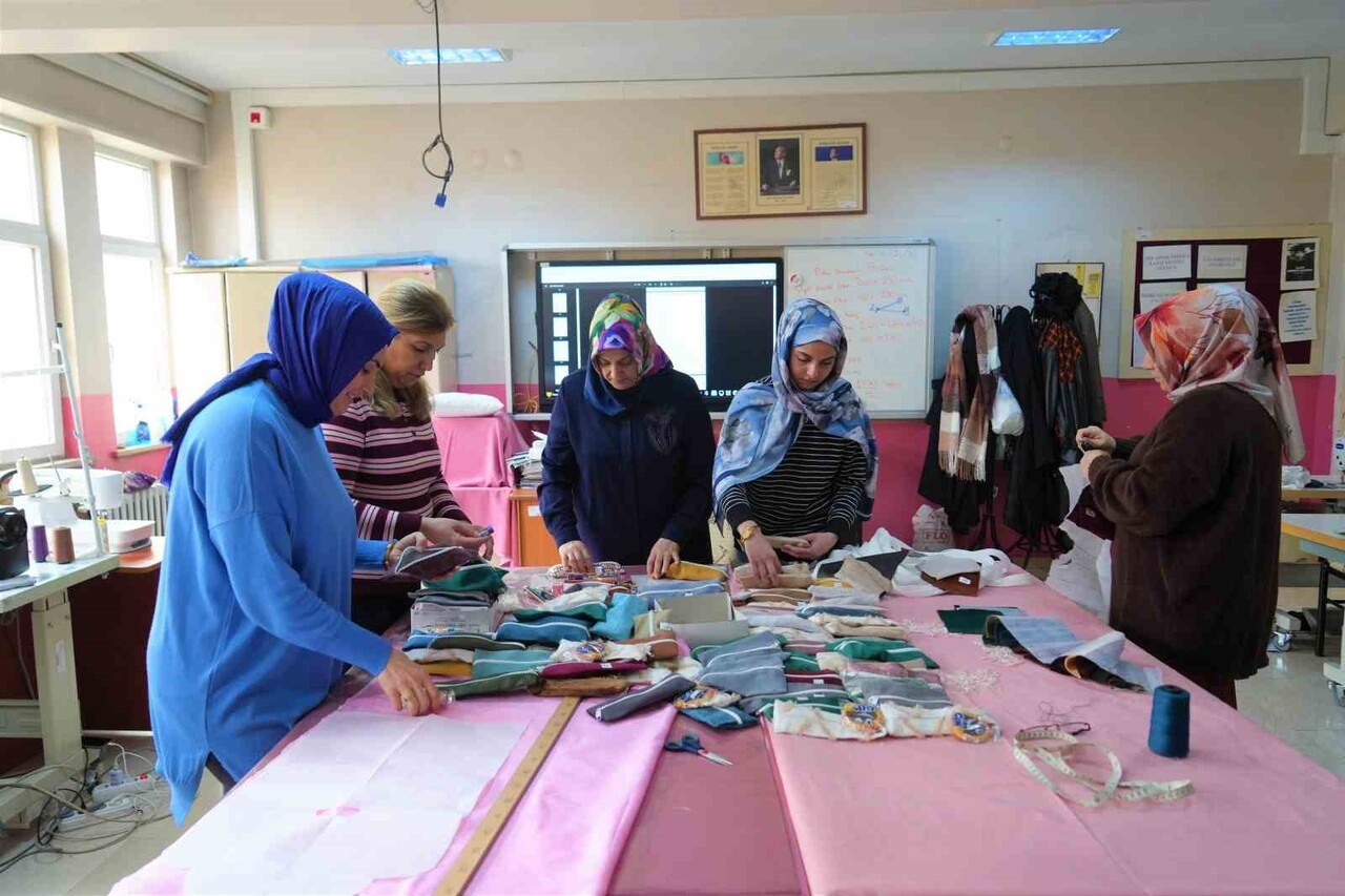 MUŞ’TA HALK EĞİTİM MERKEZİ TARAFINDAN AÇILAN KURSLARA KATILAN KADINLAR, ALDIKLARI EĞİTİMLERLE HEM...