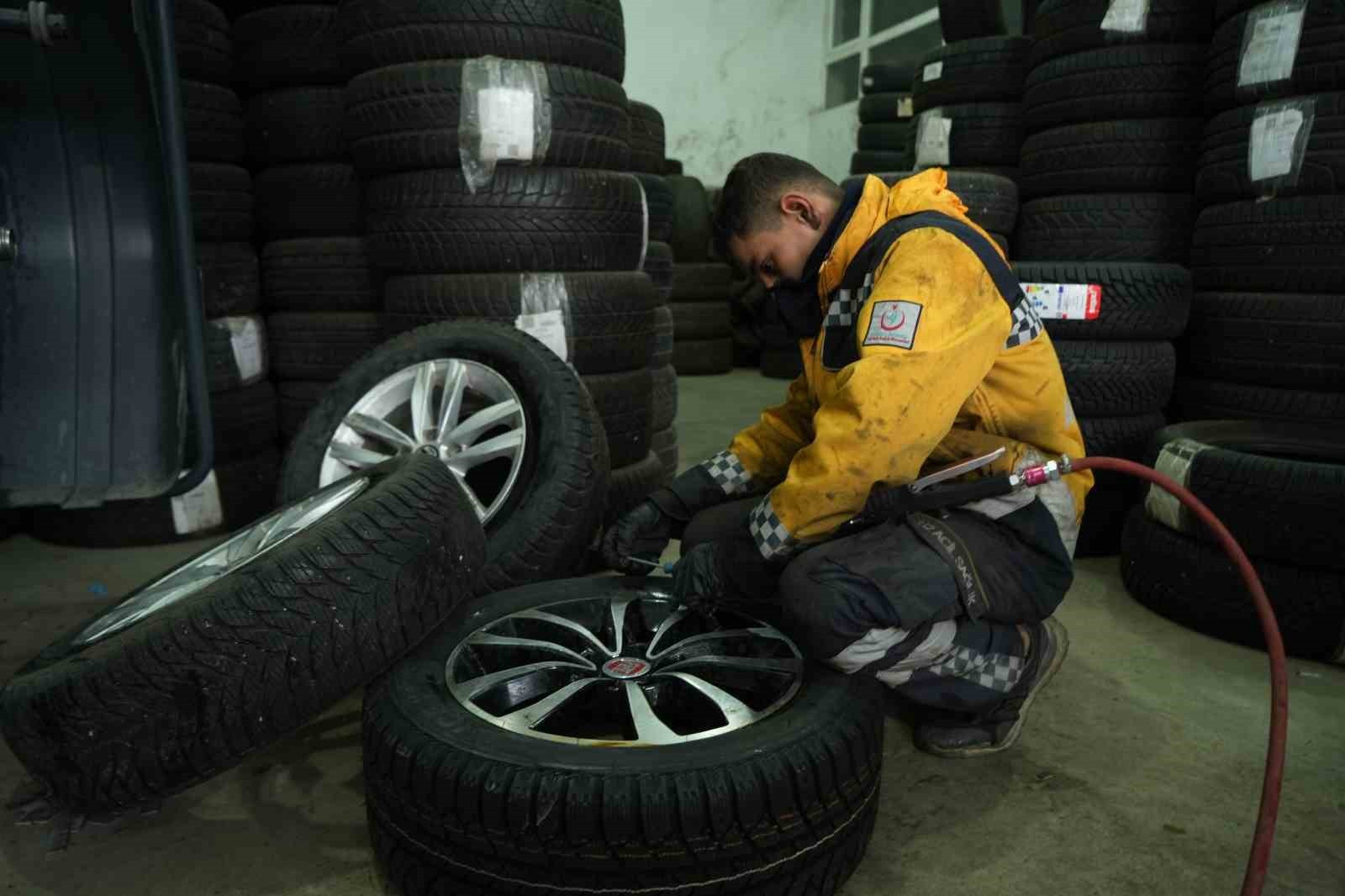 MUŞ’TA SOKAK KÖPEKLERİNİN KOVALADIĞI TAVUK, CAN HAVLİYLE BİR OTO LASTİKÇİYE KAÇTI. GÜVENLİK...