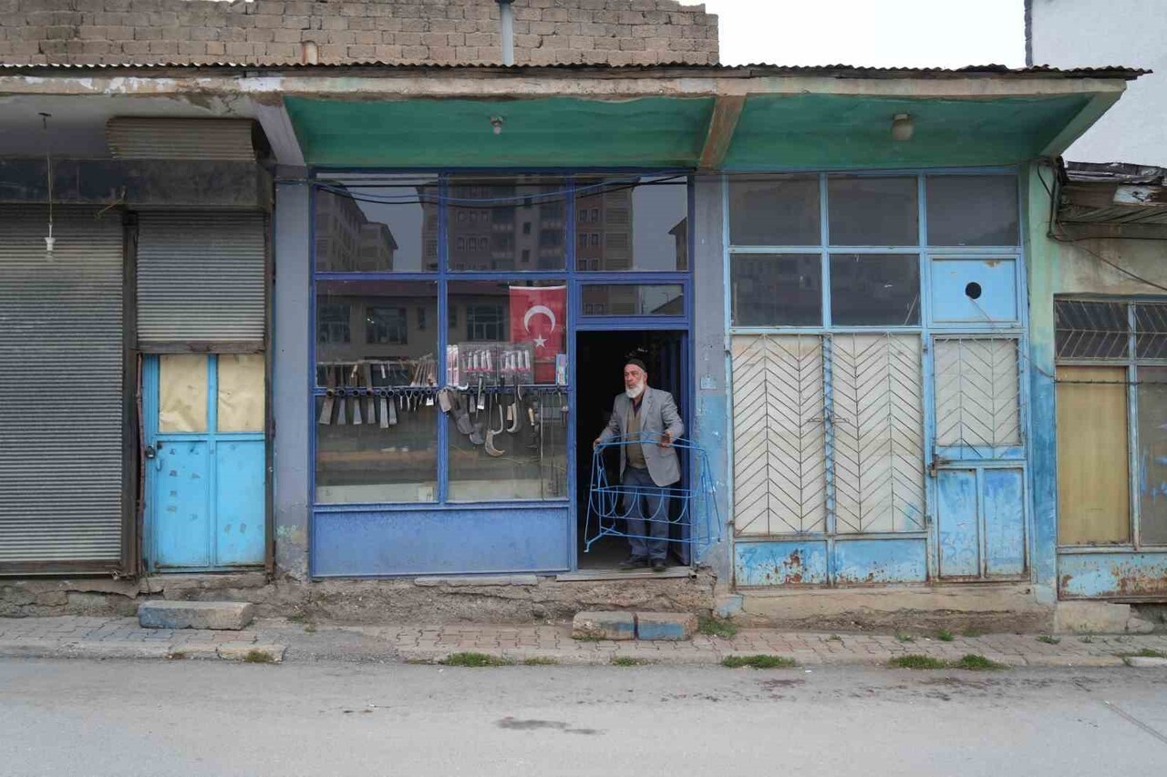 MUŞ’TA YARIM ASIRDIR DEMİR DÖVEN 63 YAŞINDAKİ HALİT PINAR, KENTTE MESLEĞİNİ SÜRDÜREN TEK DEMİRCİ...