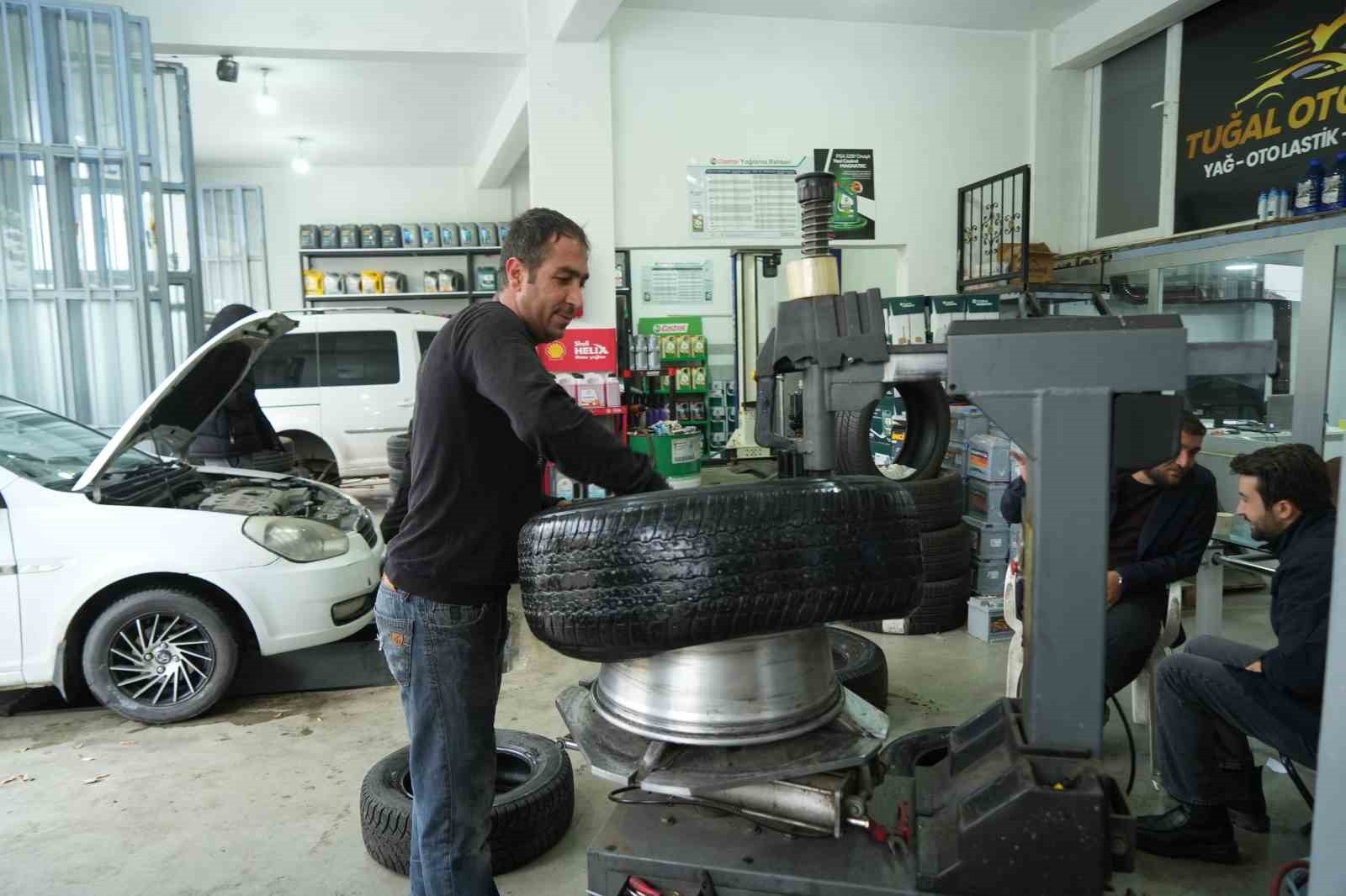 MUŞ’TA YÜKSEK KESİMLERE KAR YAĞMASIYLA BİRLİKTE, KIŞ LASTİĞİ TAKTIRMAYAN SÜRÜCÜLER SERVİS VE OTO...