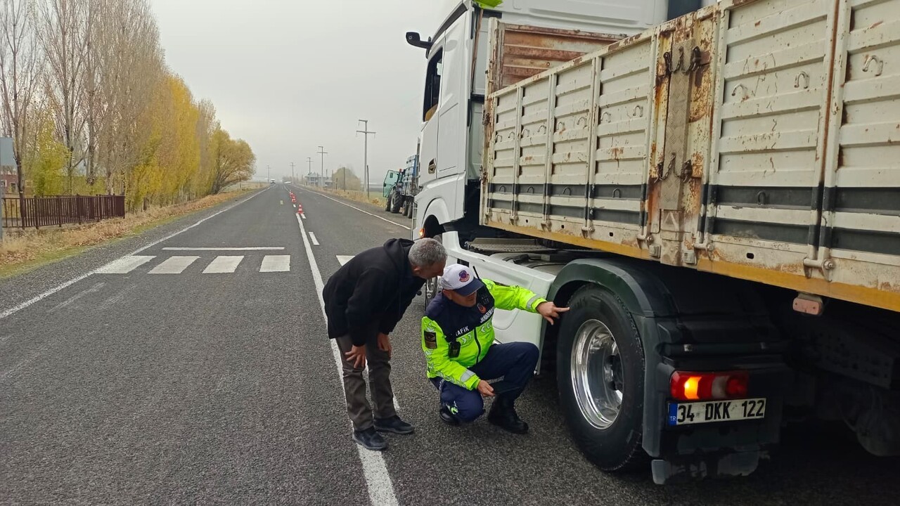 MUŞ’UN BULANIK İLÇE JANDARMA KOMUTANLIĞINA BAĞLI TRAFİK JANDARMA EKİPLERİ, YÜK VE YOLCU TAŞIYAN...