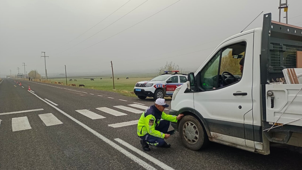 MUŞ’UN BULANIK İLÇE JANDARMA KOMUTANLIĞINA BAĞLI TRAFİK JANDARMA EKİPLERİ, YÜK VE YOLCU TAŞIYAN...