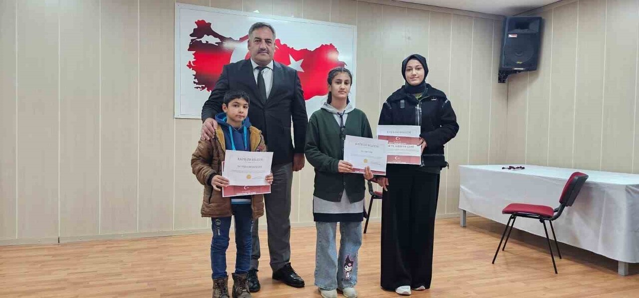 MUŞ’UN HASKÖY İLÇESİNDE GEÇTİĞİMİZ YIL ÖĞRETMENLER GÜNÜ’NDE ÖĞRETMENLERE SAKSIDA ÇİÇEK HEDİYE EDEN...