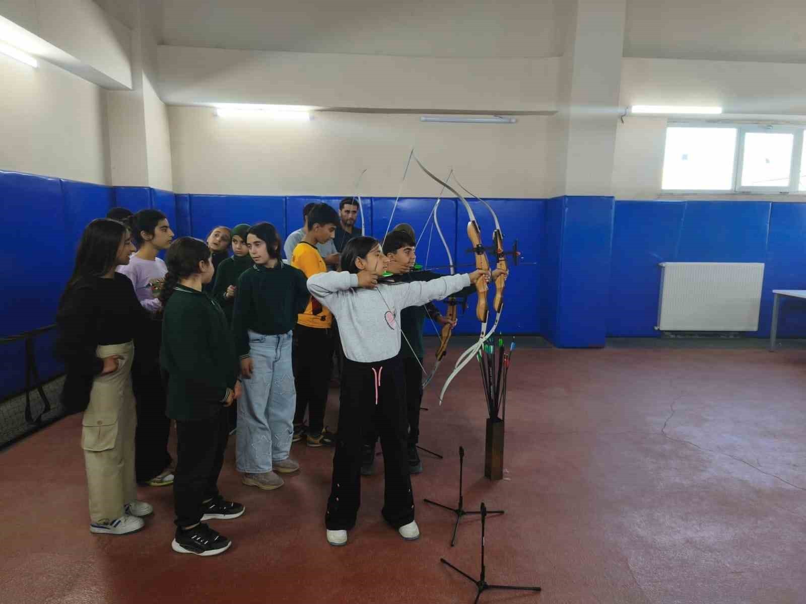 MUŞ’UN KORKUT İLÇESİNDE OKÇULUK BRANŞINDA ÇALIŞMALAR, UZMAN ANTRENÖRLER EŞLİĞİNDE SPORCULARIN...