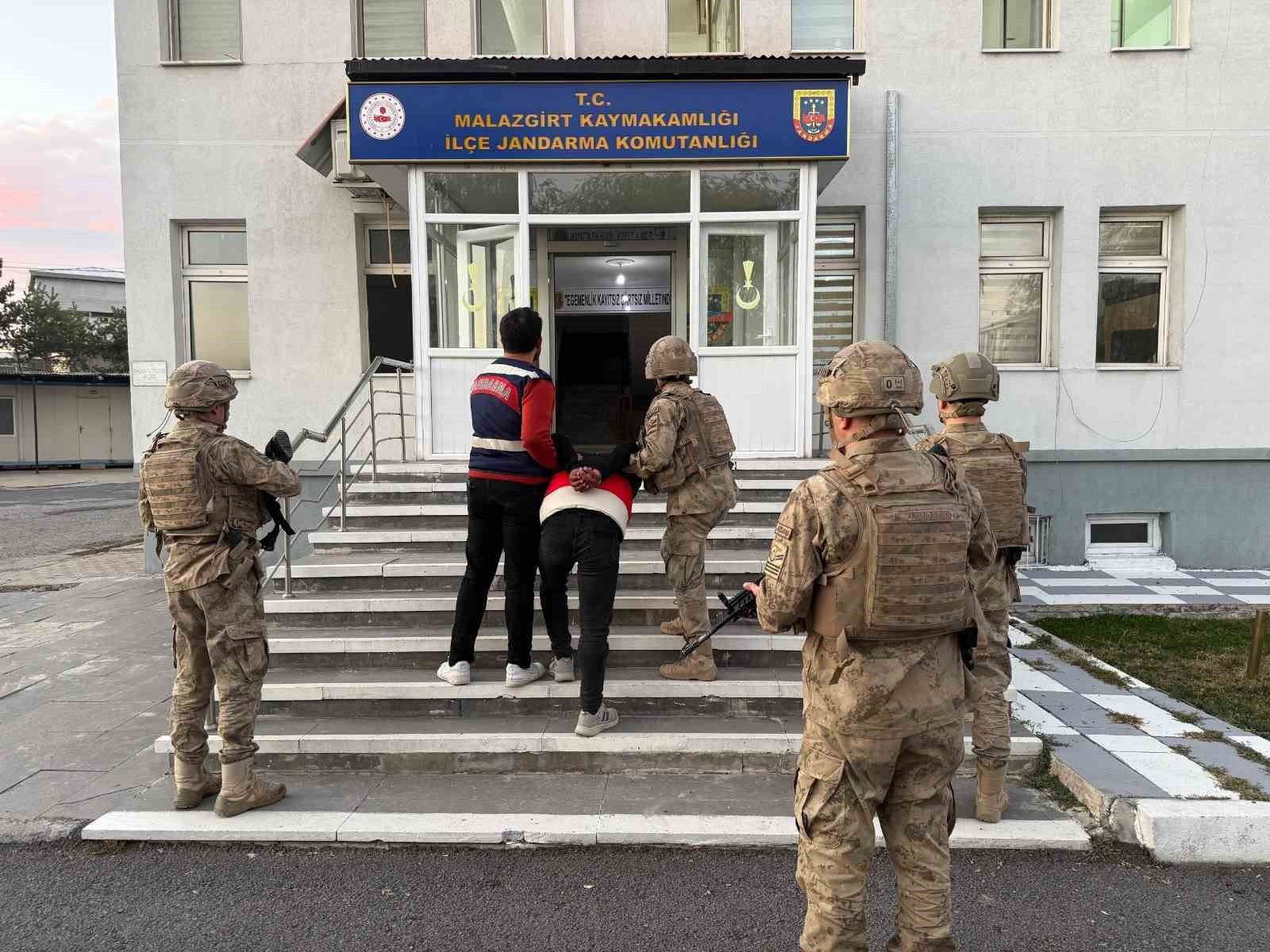 MUŞ’UN MALAZGİRT İLÇESİNDE KARDEŞİNİ SİLAHLA ÖLDÜREN ŞAHIS, JANDARMA EKİPLERİNİN TİTİZ ÇALIŞMASI...