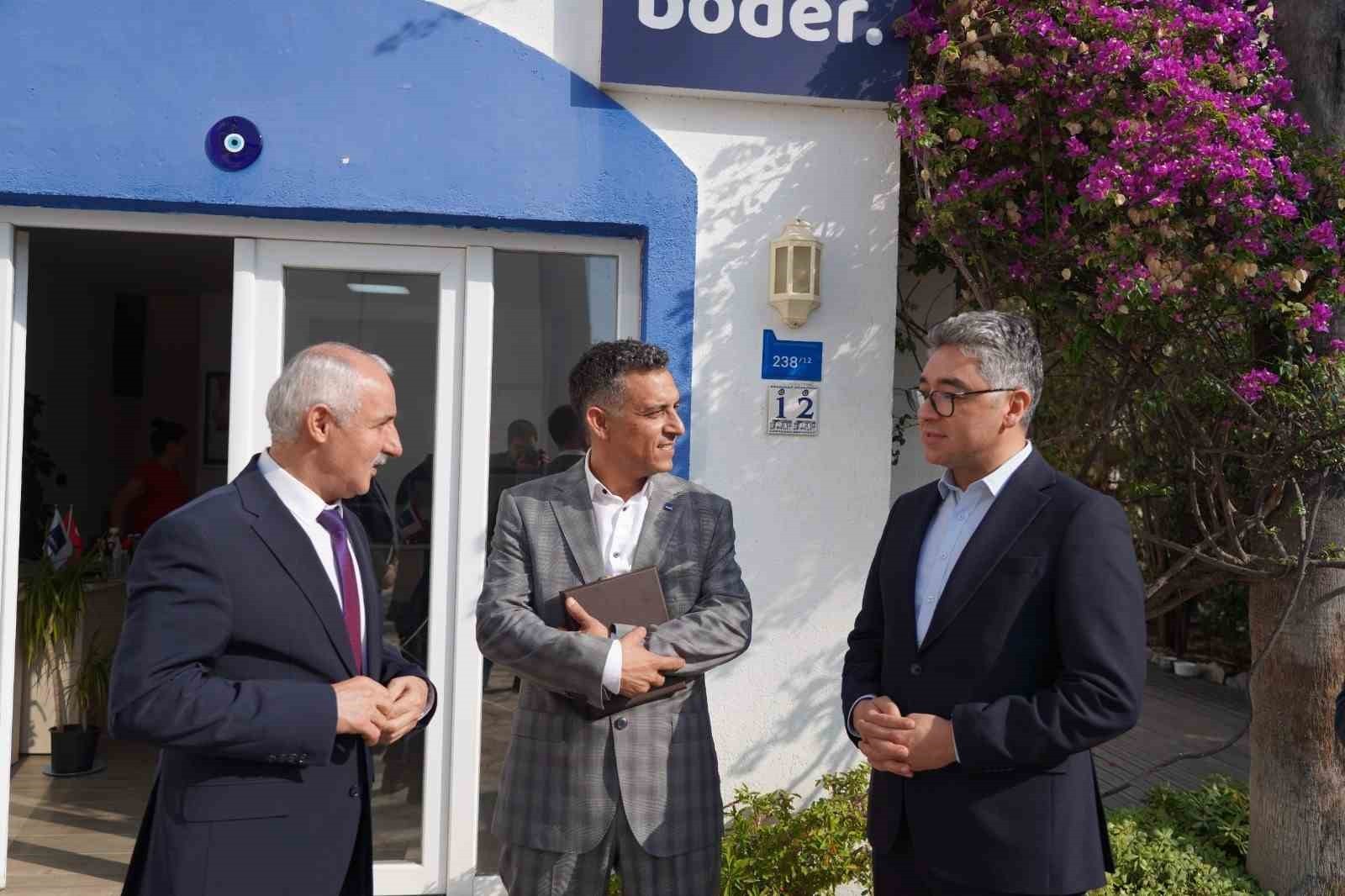 MUSKİ GENEL MÜDÜRÜ YILMAZ ŞENGÜL, EKİBİ İLE BİRLİKTE OTELLERDE SU TÜKETİMİNİ AZALTMAYA YÖNELİK...