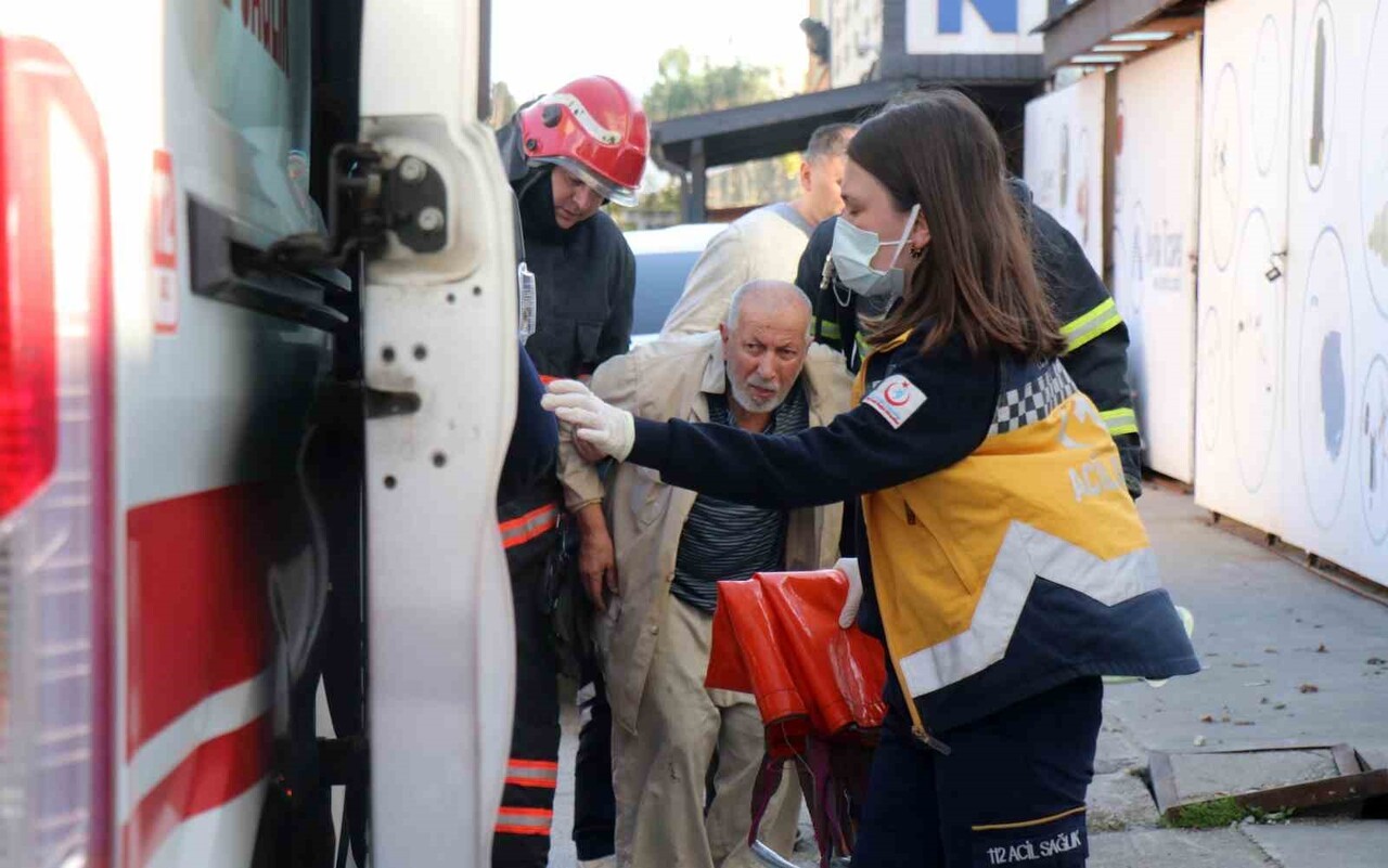 MÜSTAKİL BİR EVDE PRİZDEN ÇIKTIĞI DEĞERLENDİRİLEN YANGINDA, ZİHİNSEL ENGELLİ OLDUĞU ÖĞRENİLEN...