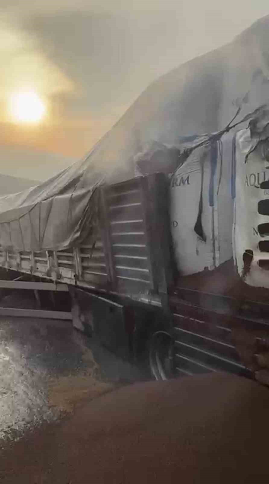 MUT İLÇESİNDE SEYİR HALİNDEKİ TIR’DA YANGIN ÇIKTI. YANGINA MÜDAHALE EDEN İTFAİYE EKİPLERİ KISA...