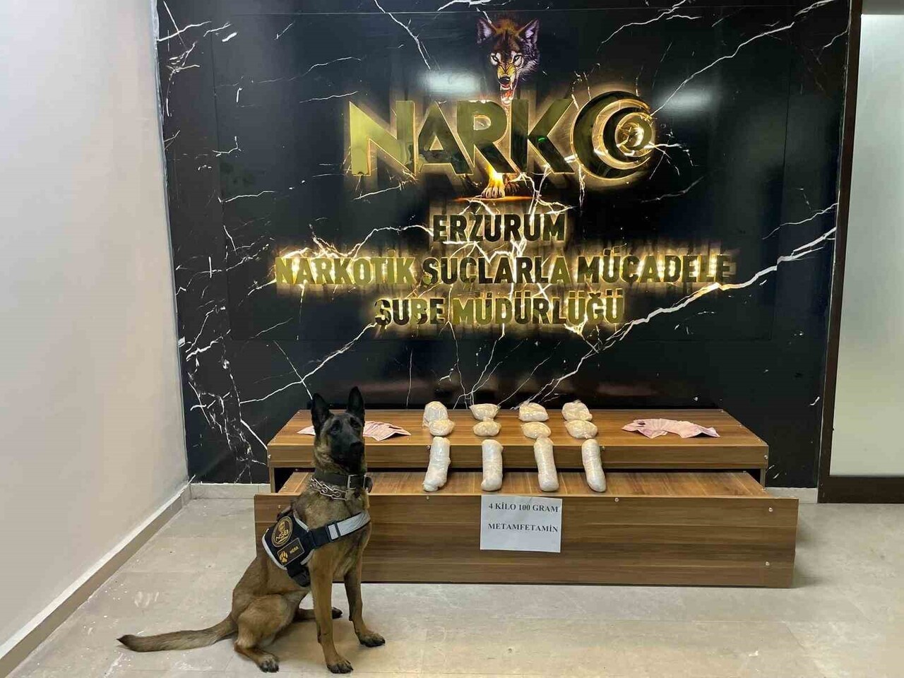 NARKOTİK KÖPEĞİ HERA İLE YAPILAN ÇALIŞMALARDA 4 KİLO 100 GRAM METAMFETAMİN MADDESİ VE SUÇTAN ELDE...
