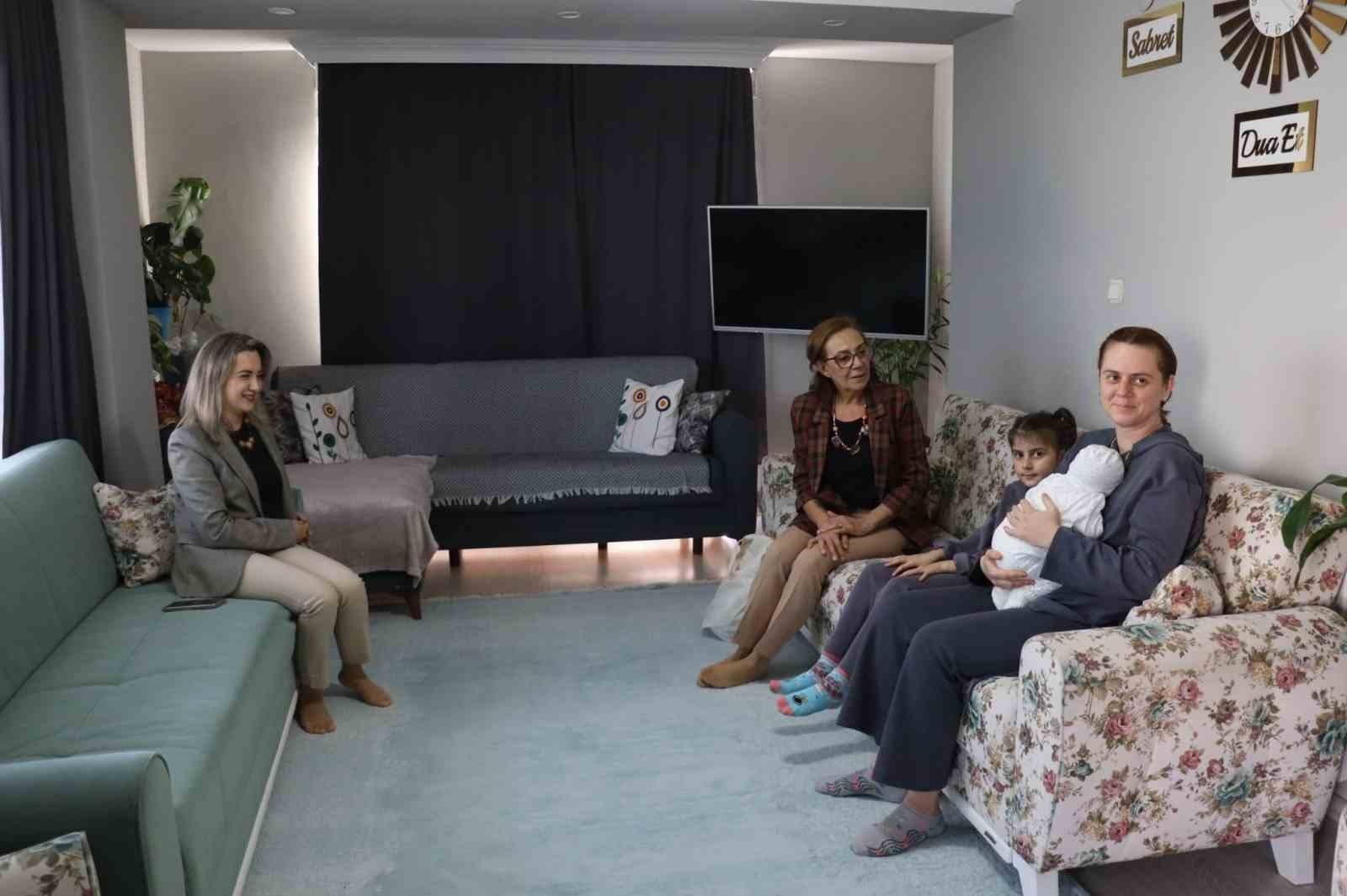 NAZİLLİ’DE DOĞAN MİNİKLERE İLK HEDİYE NAZİLLİ BELEDİYESİ’NDEN