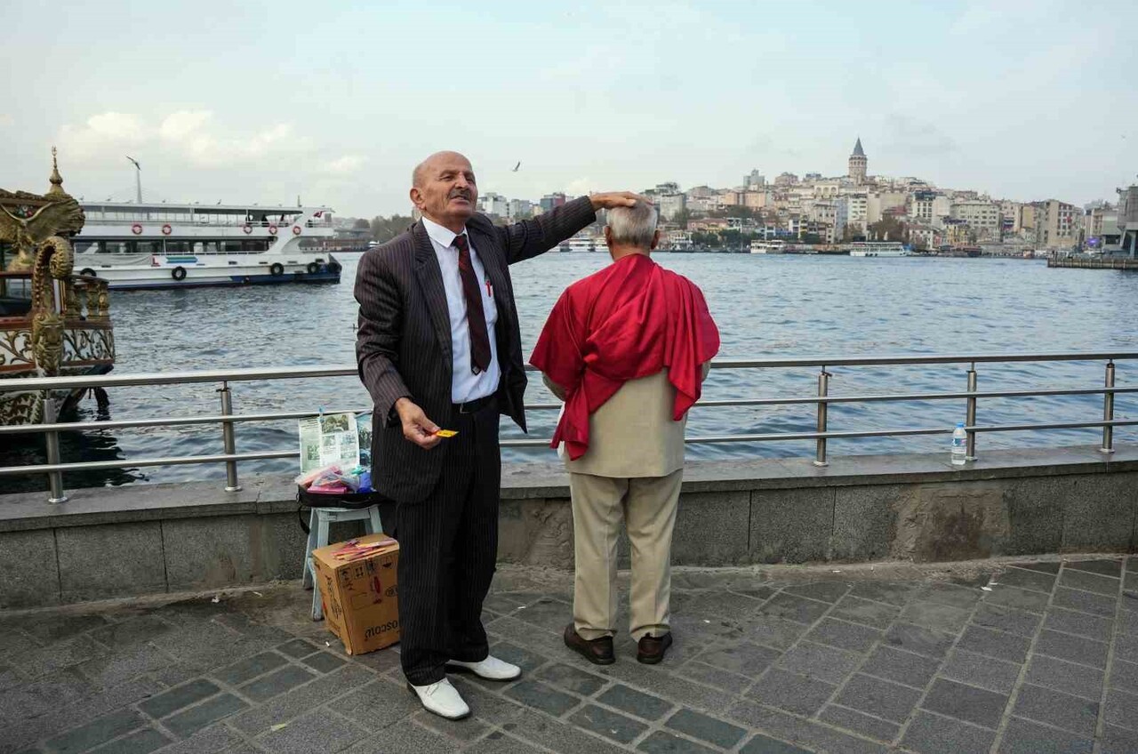 NEŞELİ GÜNLER FİLMİ'NDE ŞENER ŞEN'İN CANLANDIRDIĞI "ZİYA" KARAKTERİNDEN İLHAM ALAN 70 YAŞINDAKİ...
