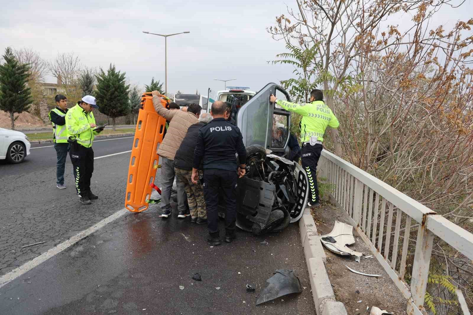NEVŞEHİR'DE SEYİR HALİNDEKİ OTOMOBİL SÜRÜCÜSÜ ÖNÜNDEKİ ELEKTRİKLİ OTOMOBİLE ÇARPTI. 2 KİŞİNİN...