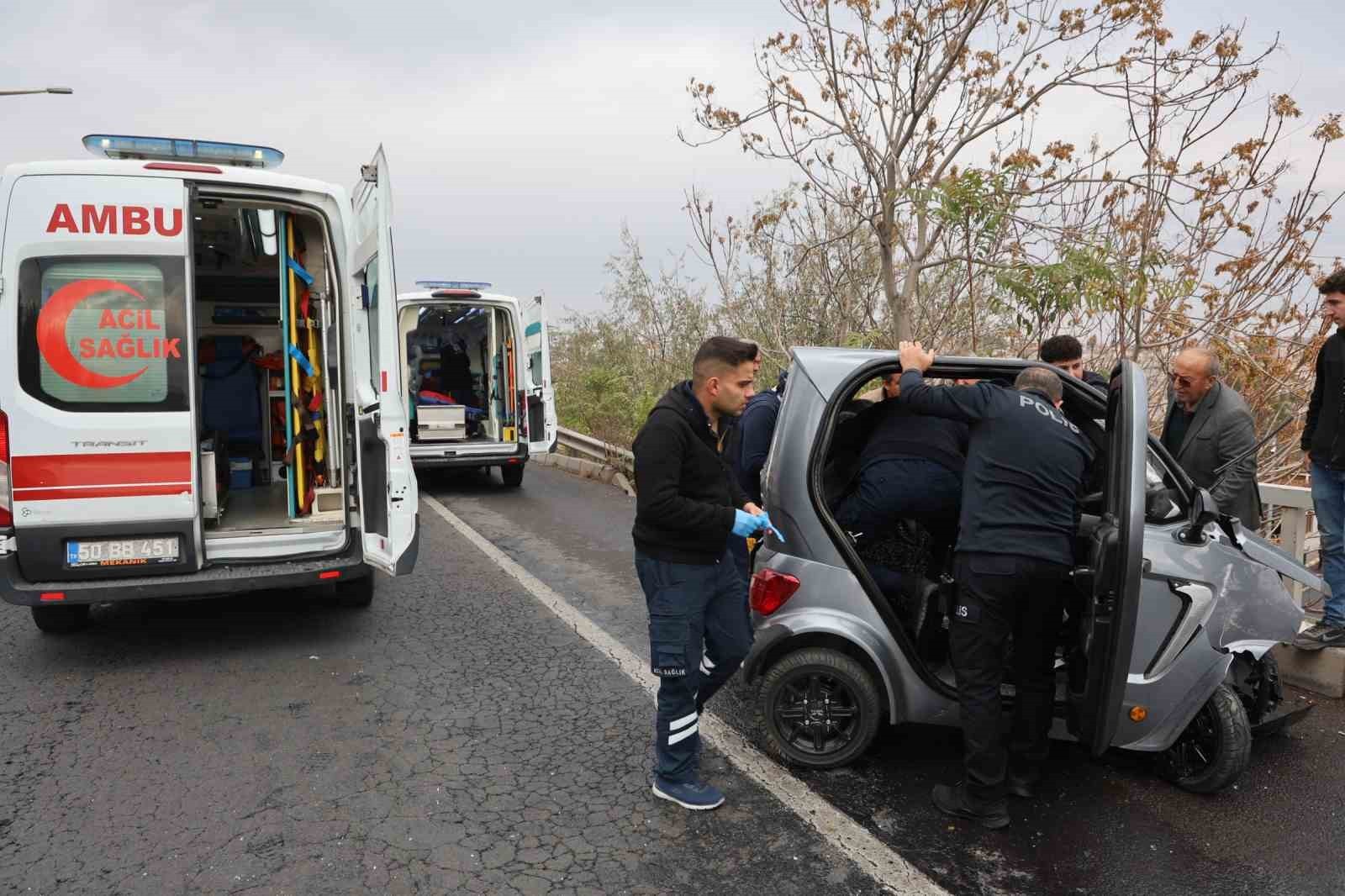 NEVŞEHİR'DE SEYİR HALİNDEKİ OTOMOBİL SÜRÜCÜSÜ ÖNÜNDEKİ ELEKTRİKLİ OTOMOBİLE ÇARPTI. 2 KİŞİNİN...