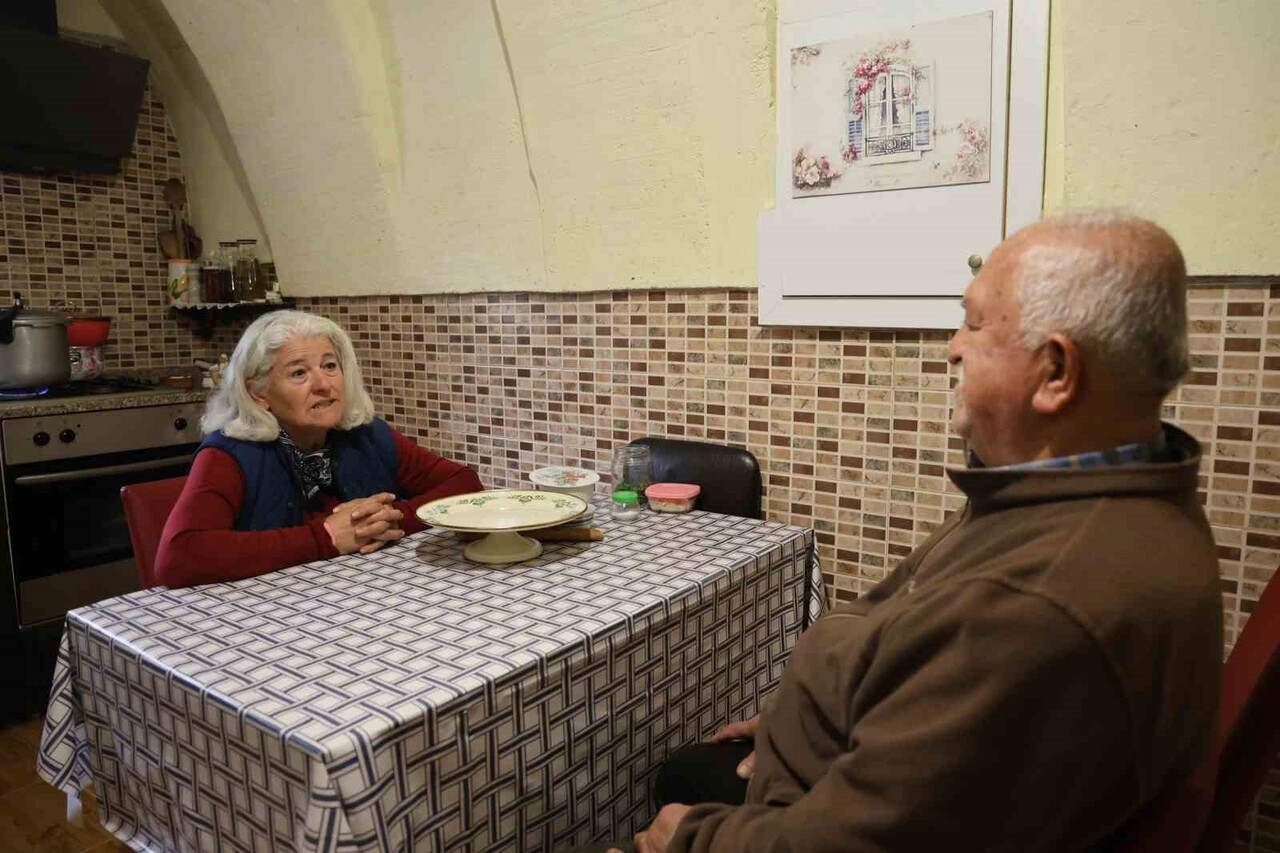 NEVŞEHİR'DE YAŞAYAN 67 YAŞINDAKİ İLHAN KAVAKLI, YAKLAŞIK 55 YILDIR TERSTEN OKUYOR, YAZIYOR VE...