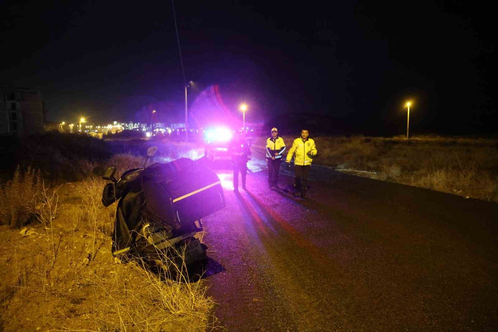 NEVŞEHİR’DE KEDİYE ÇARPMAMAK İÇİN ANİ FREN YAPAN MOTOSİKLET SÜRÜCÜSÜ, KONTROLÜNÜ KAYBEDEREK YOLA...