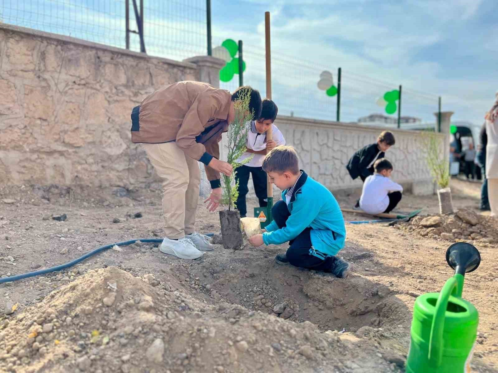 NİĞDE’DE ÇEVRE BİLİNCİNİ ARTIRMAK VE DOĞAYA KATKI SAĞLAMAK AMACIYLA FİDAN DİKME ETKİNLİĞİ...