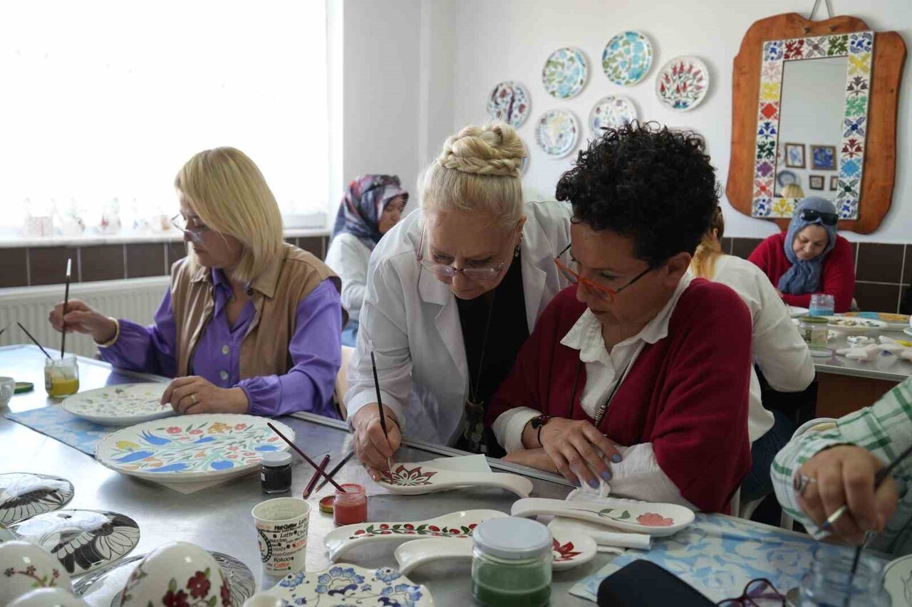 NİĞDE HALK EĞİTİMİ MERKEZİ BÜNYESİNDE AÇILAN "ÇİNİ SANATI" KURSU, GELENEKSEL EL SANATLARINA İLGİ...