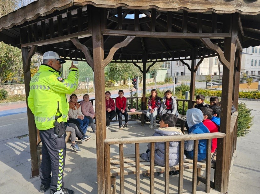 NİĞDE’NİN BOR İLÇESİNDE, TRAFİK TESCİL VE DENETLEME ŞUBE MÜDÜRLÜĞÜ EKİPLERİ, ÖNLEYİCİ TRAFİK...