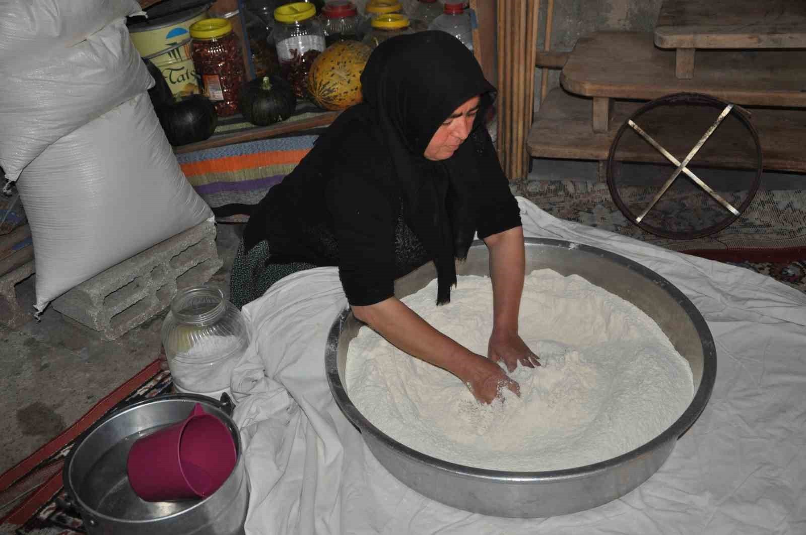 NİĞDE’NİN ULUKIŞLA İLÇESİNE BAĞLI HOROZ KÖYÜNDE YILLARDIR SÜRDÜRÜLEN YUFKA EKMEĞİ GELENEĞİ...