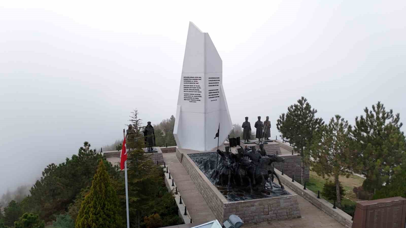 NKARA'NIN POLATLI İLÇESİNDEKİ DUATEPE ANITI, SİSTE KARTPOSTALLIK GÖRÜNTÜLER OLUŞTURDU