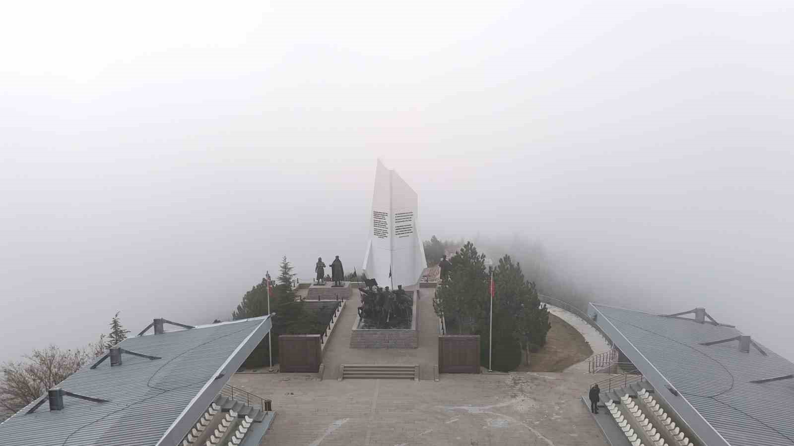 NKARA'NIN POLATLI İLÇESİNDEKİ DUATEPE ANITI, SİSTE KARTPOSTALLIK GÖRÜNTÜLER OLUŞTURDU