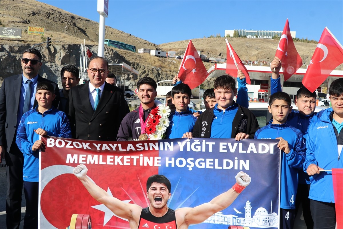 Norveç'te düzenlenen Büyükler Dünya Halter Şampiyonası'nda altın madalya kazanan milli sporcu...