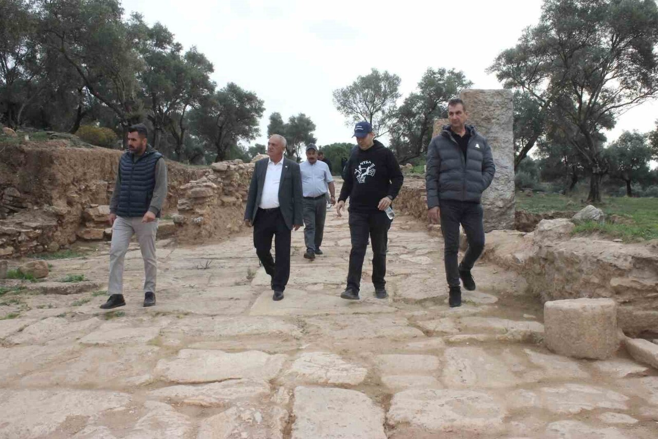 NYSA ANTİK KENTİ’NDE İNCELEMELERDE BULUNAN SULTANHİSAR BELEDİYE BAŞKANI OSMAN YILDIRIMKAYA, ORTAYA...