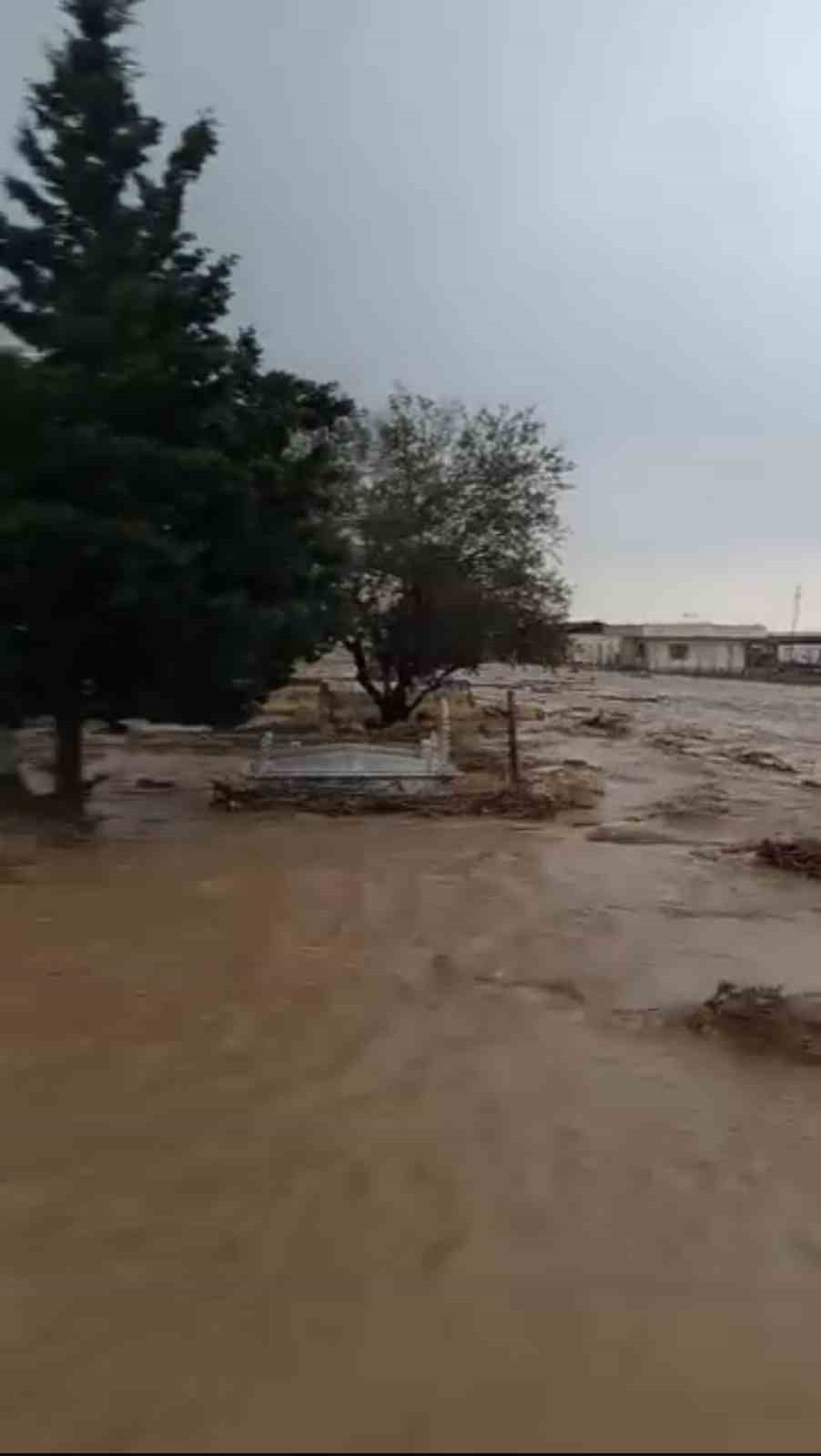 O ANLAR VATANDAŞIN CEP TELEFONU KAMERASINA YANSIDI.