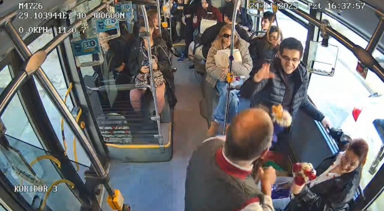 ÖĞRETMEN KARTI İLE BİNİŞ YAPAN YOLCULARININ KİMLİĞİNİ FARK EDEN TECRÜBELİ KAPTAN, ROTASI ÜZERİNDE...