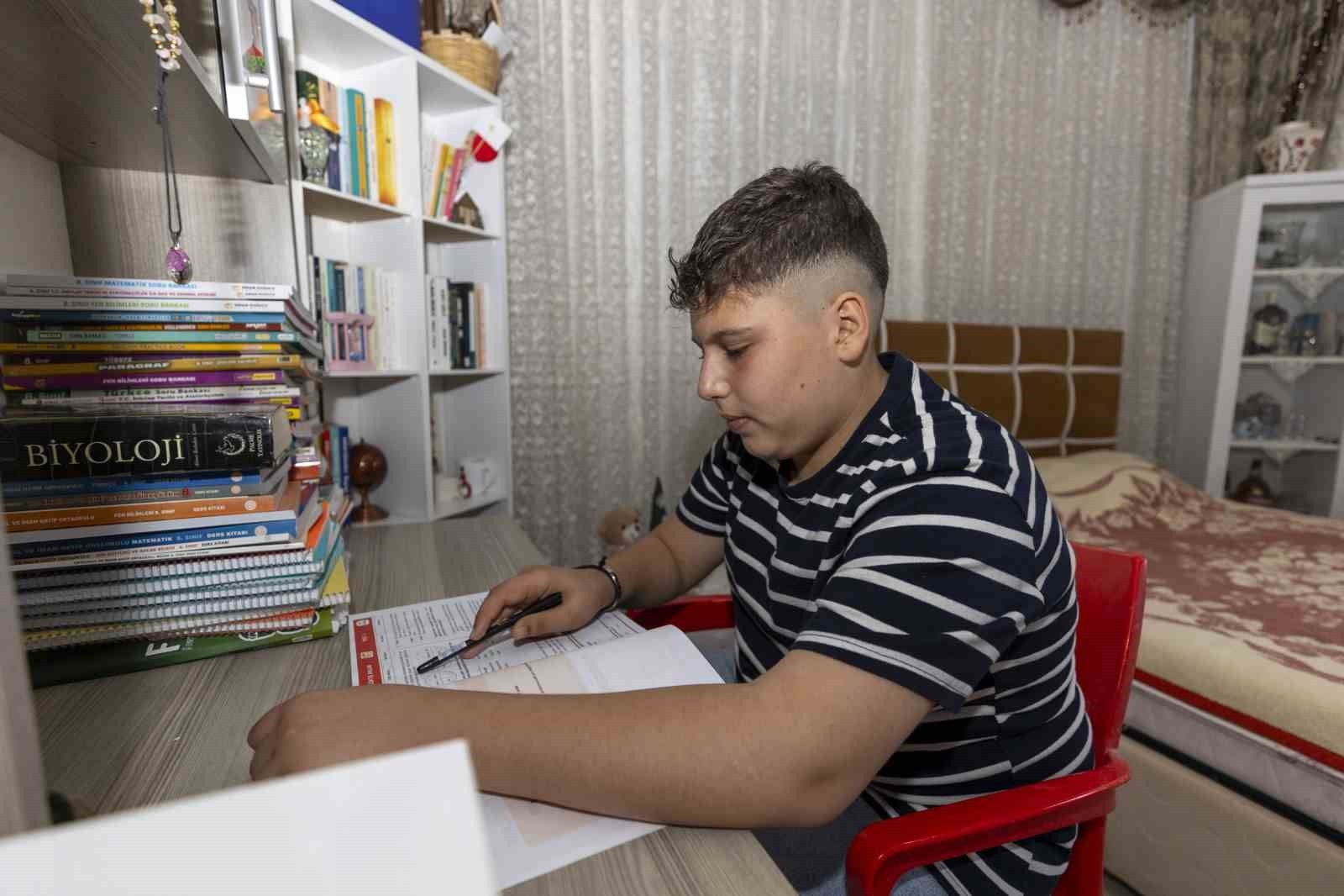 ÖĞRETMENLER HEM ÖĞRENCİLERİN DERS DURUMUNU YERİNDE İNCELİYOR HEM DE AİLELERLE BİREBİR İLETİŞİM...