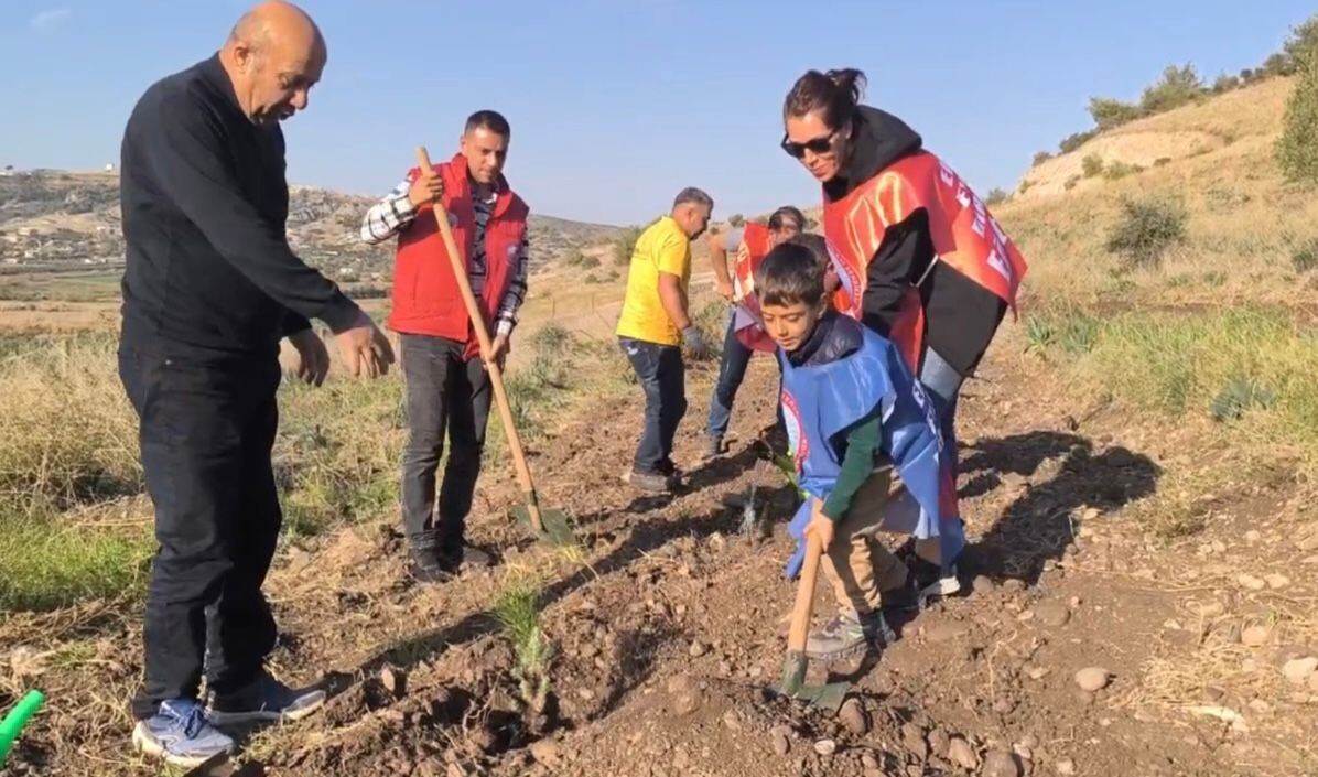 ÖĞRETMENLER, ŞEHİT VE DEPREMDE KAYBEDİLEN MESLEKTAŞLARI İÇİN FİDAN DİKTİ
