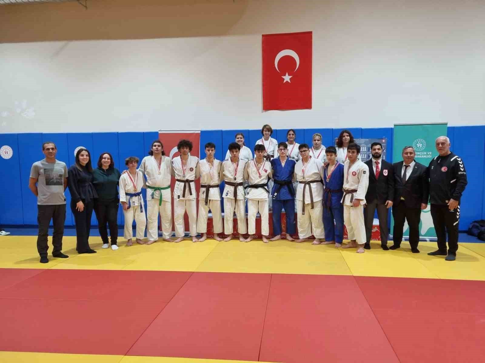 OKUL SPORLARI GENÇLER JUDO İL BİRİNCİLİĞİ NEFESLERİ KESTİ
