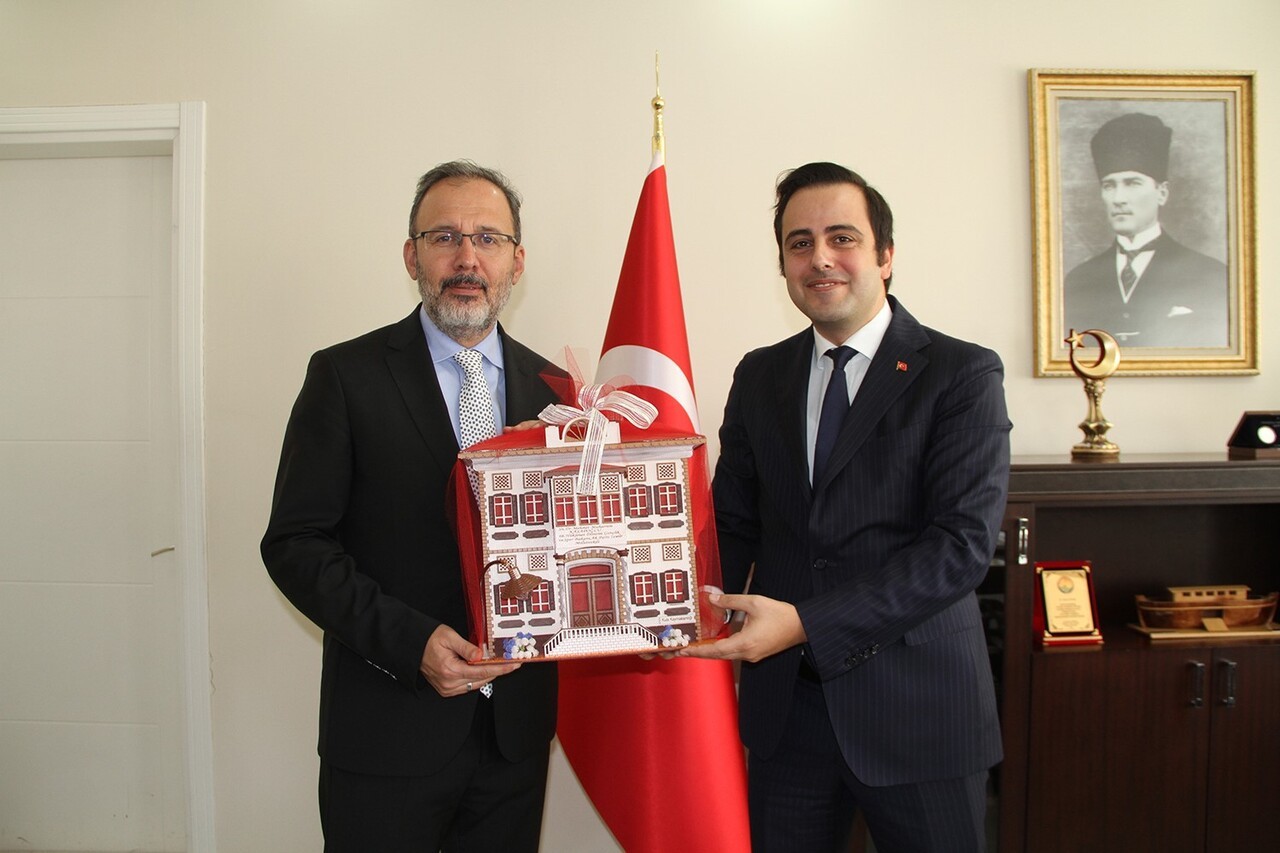 ÖNCEKİ DÖNEM GENÇLİK VE SPOR BAKANI, AK PARTİ İZMİR MİLLETVEKİLİ DR. MEHMET MUHARREM KASAPOĞLU...