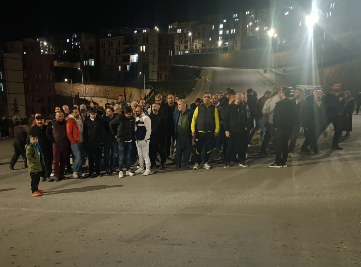 ONİKİŞUBAT İLÇESİ ÖNSEN MAHALLESİ'NDEKİ KONUTLARDA YAŞAYAN DEPREMZEDELER, ÖZELLİKLE AKŞAM...