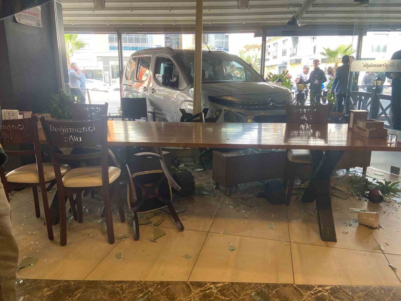 ÖNÜNDEKİ ARACA ÇARPIP İŞ YERİNE DALDI, KAÇMAYA ÇALIŞTI YAKALANDI