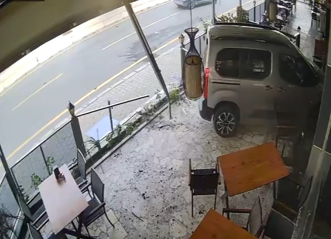 ÖNÜNDEKİ ARACA ÇARPIP İŞ YERİNE DALDI, KAÇMAYA ÇALIŞTI YAKALANDI