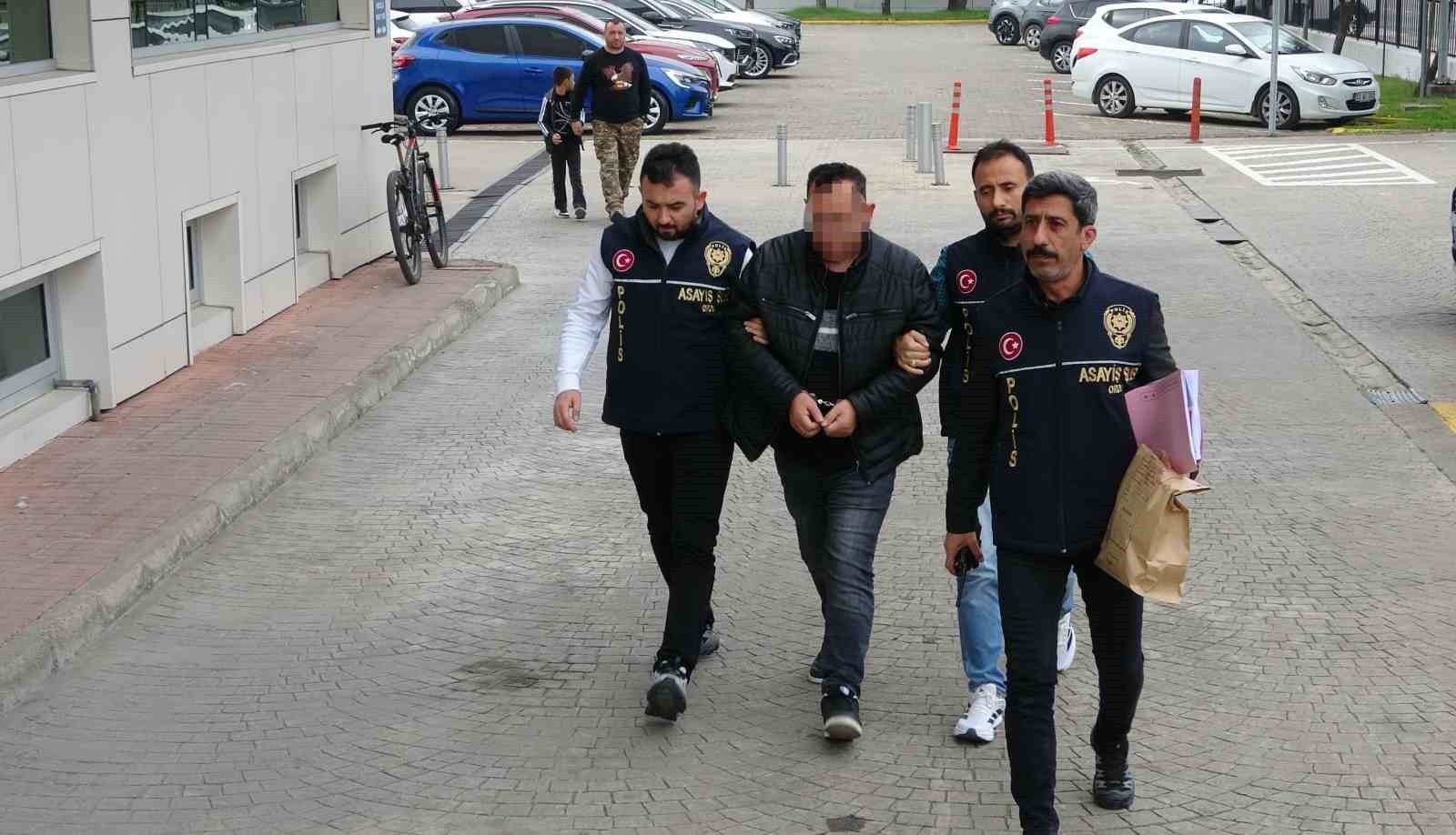 ORDU'DA BİR KUYUMCUDAN YAKLAŞIK 2 MİLYON TL TUTARINDA ALTIN ÇALAN VE TRABZON'DA POLİS EKİPLERİ...