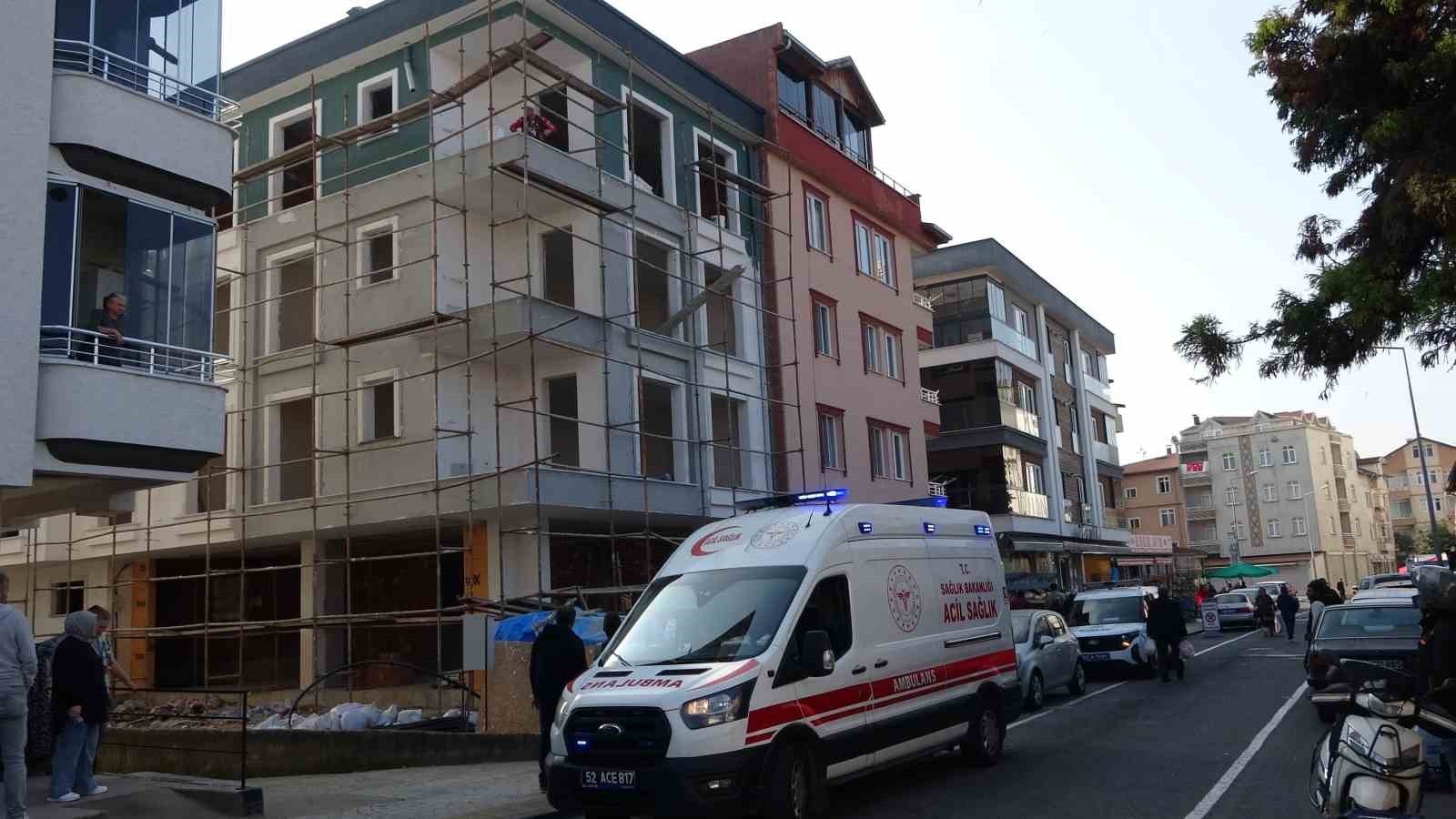 ORDU'NUN ALTINORDU İLÇESİNDE BİR İNŞAATTA BOYA YAPAN İŞÇİ, 3'ÜNCÜ KATTAN DÜŞEREK...