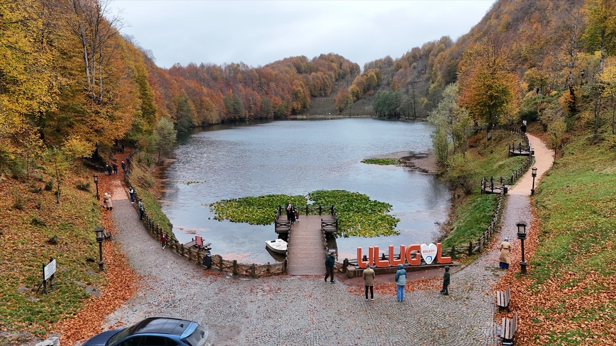 Ordu'nun Gölköy ilçesinde sonbahar renklerinin hakim olduğu Ulugöl Tabiat Parkı, doğada huzurlu...